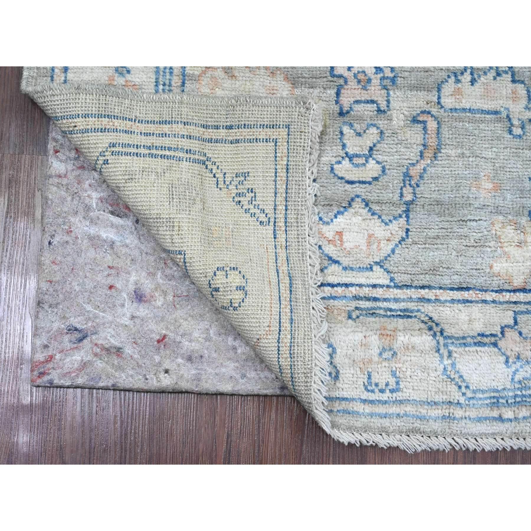 Nebelgrau, Handgeknüpft, Afghanischer Angora Oushak mit All-Over-Muster, Veggie-Dyes, 100% Wolle, Läufer, Orientteppich
Primäre MATERIALIEN: Wolle
Latex: Kein Flor 
Höhe: 0,25 Zoll
Stil: Transitional
Grundfarbe: Grau
Sekundäre Farben: Blau, Orange,