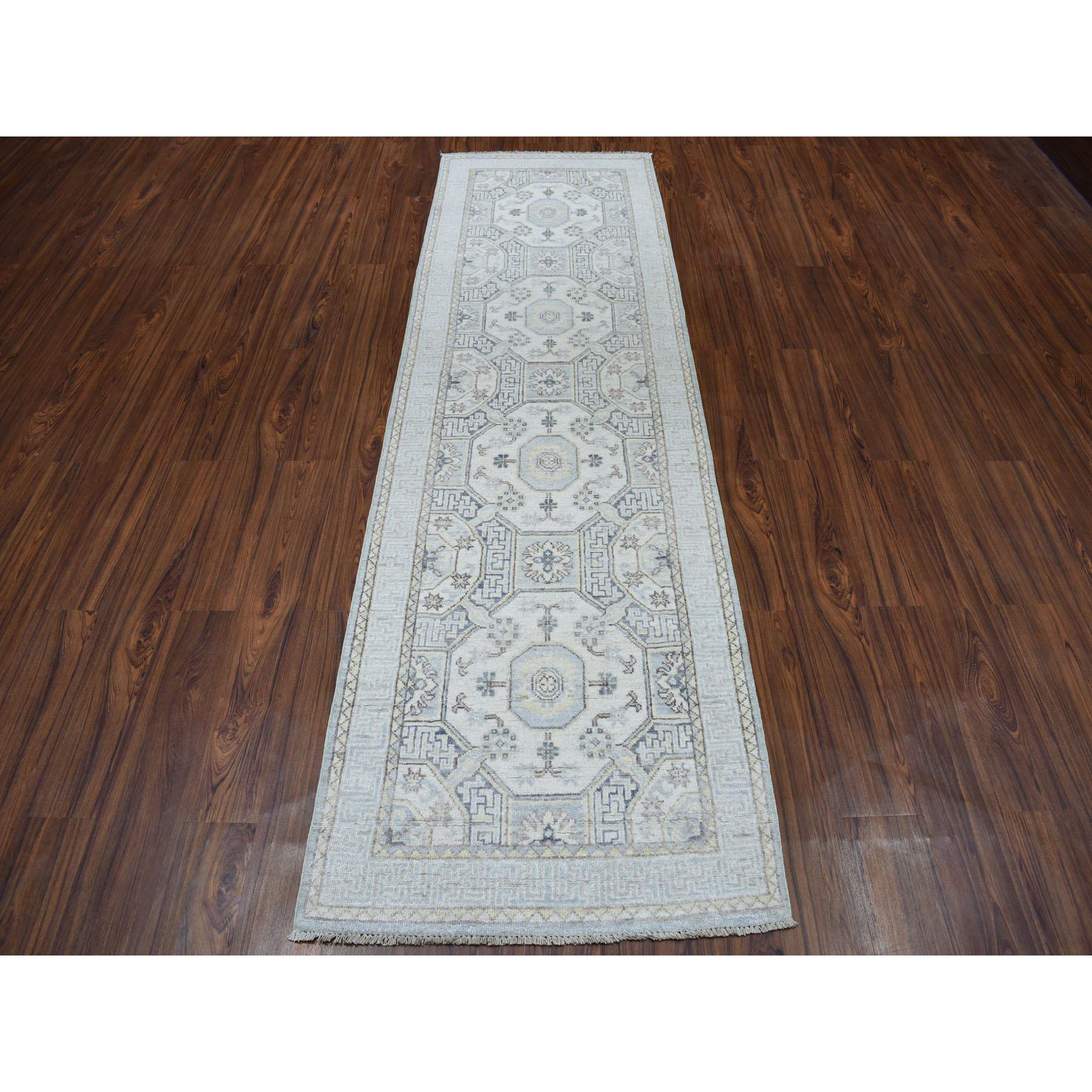 Dies ist eine wirklich echte one-of-a-kind White Wash Peshawar reine Wolle handgeknüpft Läufer orientalischen Rug.it wurde geknüpft für Monate und Monate in der Jahrhunderte alten persischen Weberei Handwerkstechniken von erfahrenen