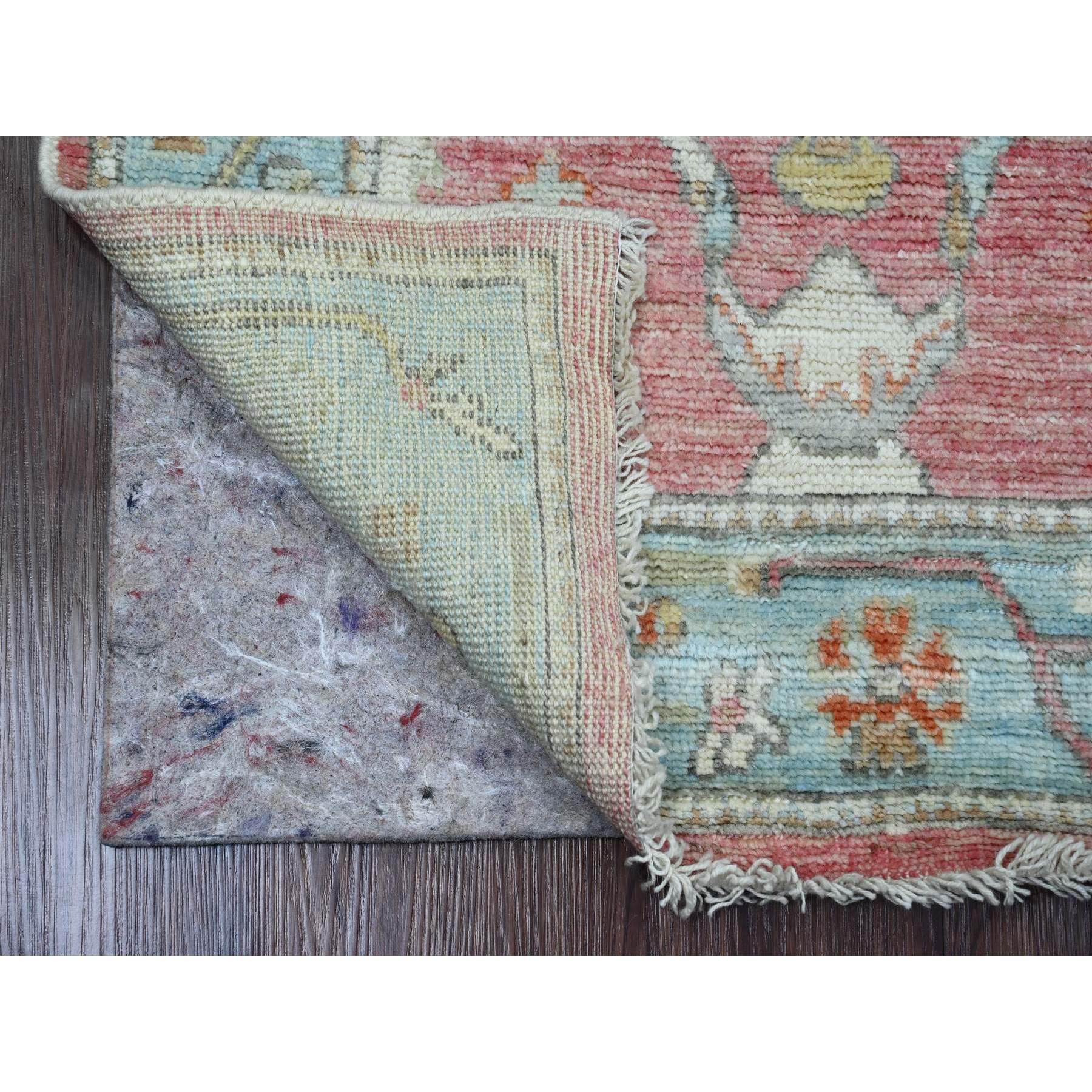 Punch Pink, Afghanischer Angora Oushak mit Rankenmuster, pflanzlich gefärbt, 100% Wolle, handgeknüpft, Läufer, Orientteppich
Primäre MATERIALIEN: Wolle
Latex: Kein Flor 
Höhe: 0,25 Zoll
Stil: Transitional
Grundfarbe: Rosa
Sekundäre Farben: Orange,