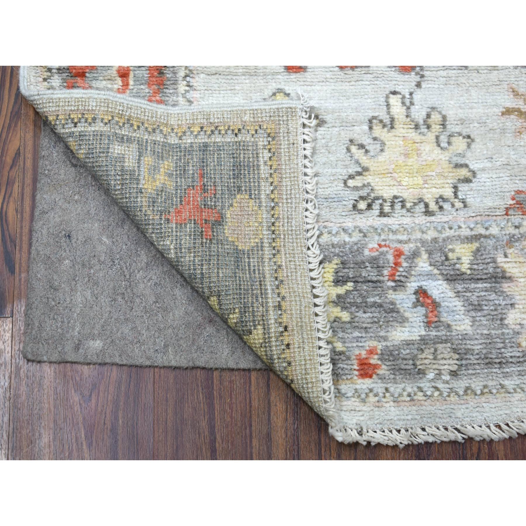 Se trata de una auténtica alfombra oriental de angora oushak gris anudada a mano en pura lana con grandes motivos. Ha sido anudada durante meses y meses con técnicas artesanales de tejido centenarias por expertos artesanos.
Materiales primarios: