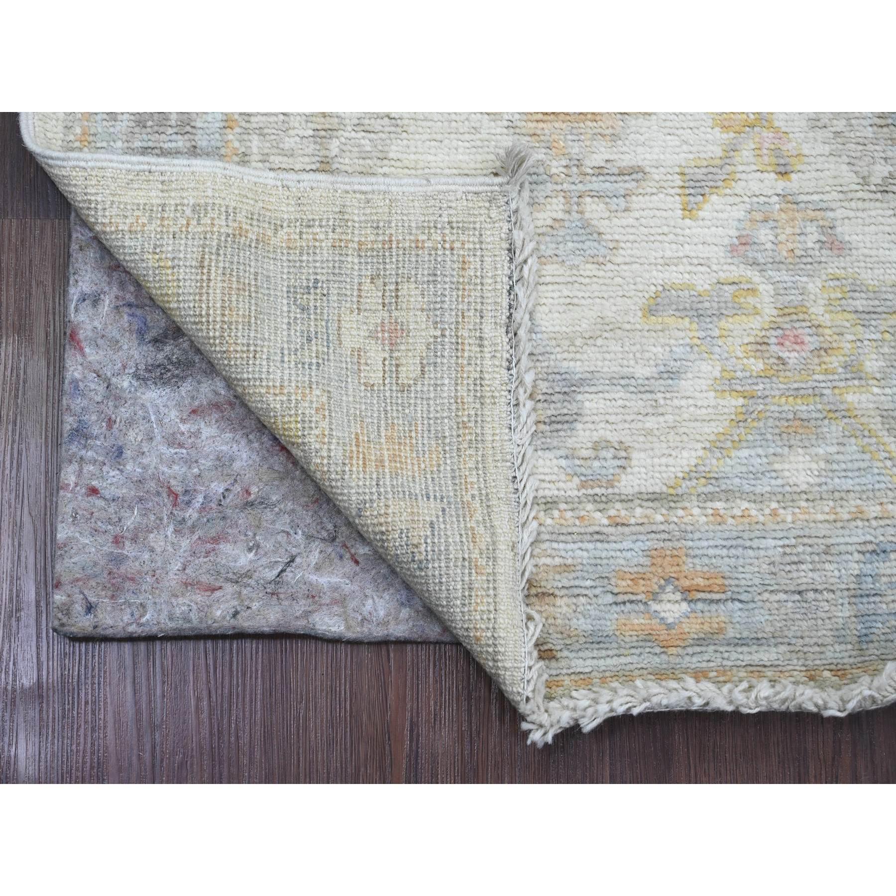 Chiffon Blanco, Angora Afgana Oushak con Diseño de Hojas de Color Suave, Tintes Vegetales, 100% Lana, Anudada a Mano, Pasarela, Alfombra Oriental
Materiales primarios: Lana
Látex: Sin pelo 
altura: 0,25 Pulgadas
Estilo: Transicional
Color principal: