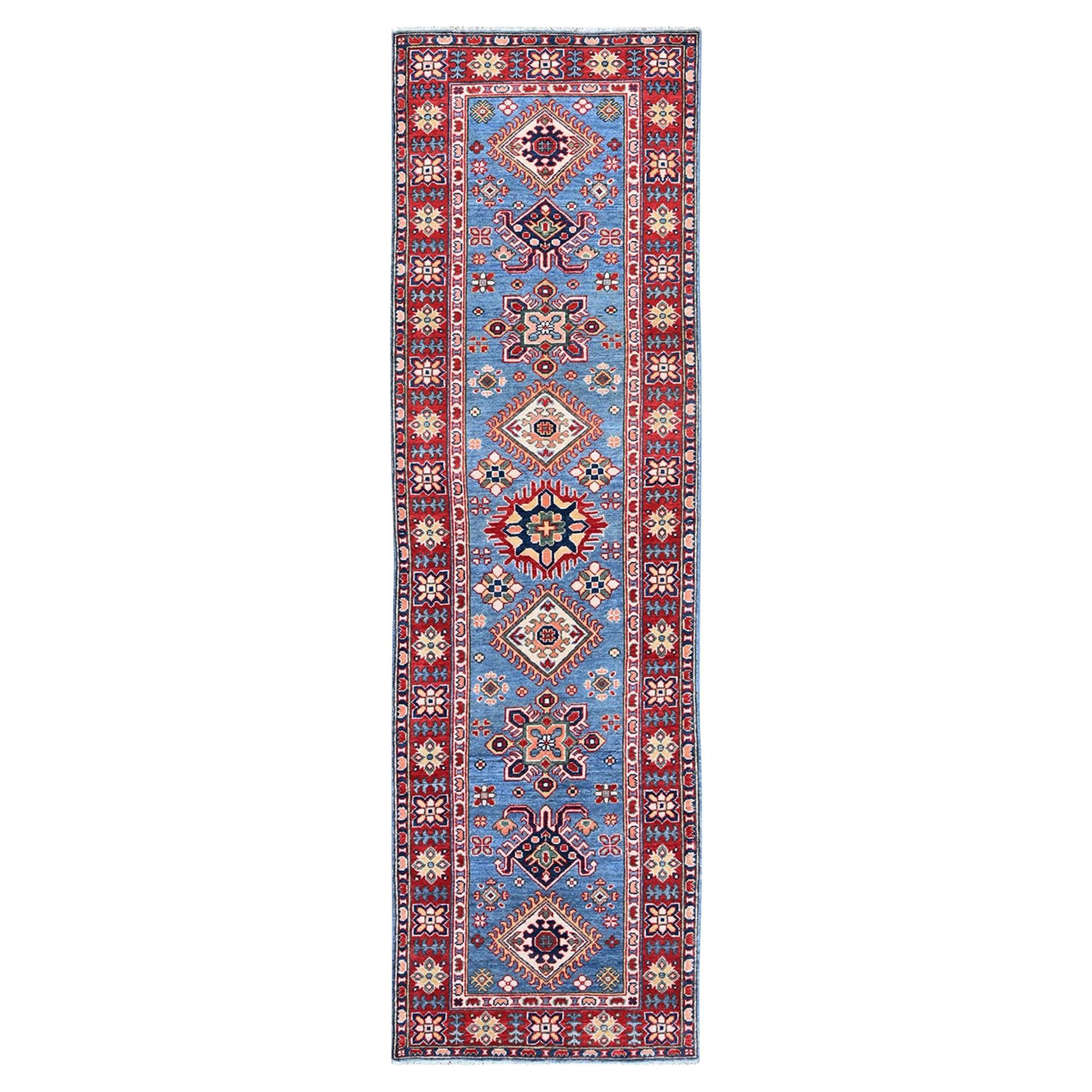 2'9 "x9'6" Tapis de course en laine nouée à la main Kazak bleu avec motifs de médaillons tribaux en vente
