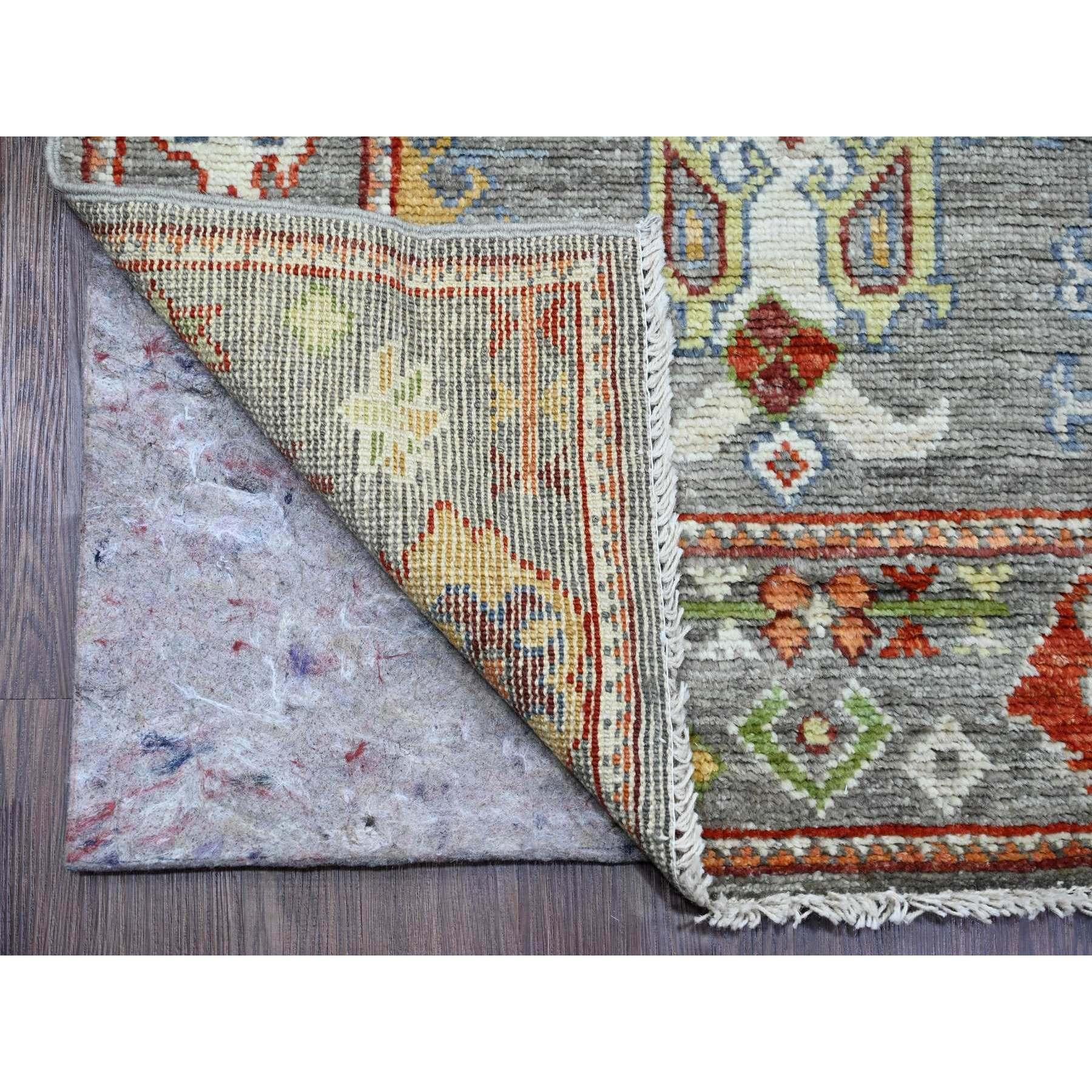 Cloud Gray, Tappeto afgano d'angora Oushak con disegno geometrico di foglie, tinture vegetali, annodato a mano, pura lana, Runner, Tappeto orientale
Materiali primari: Lana
Lattice: No Pile 
altezza: 0,25 pollici
Stile: Di transizione
Colore