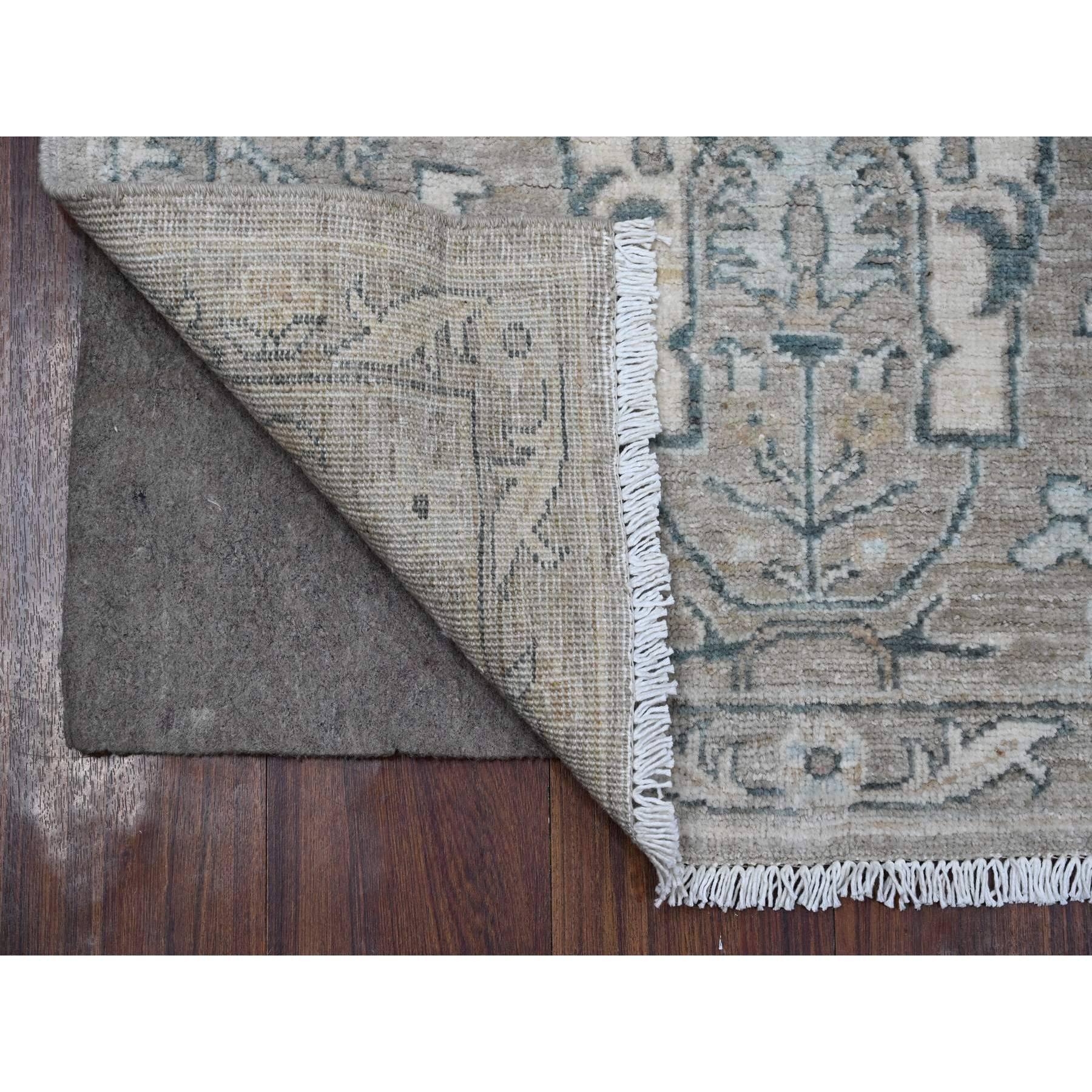 Dies ist eine wirklich echte one-of-a-kind Peshawar Bijar Garus Design, handgeknüpft, reine Wolle, Orientteppich. Es wurde monatelang von erfahrenen Kunsthandwerkern in jahrhundertealten Webtechniken geknüpft.
Primäre MATERIALIEN: Wolle
Latex: Kein