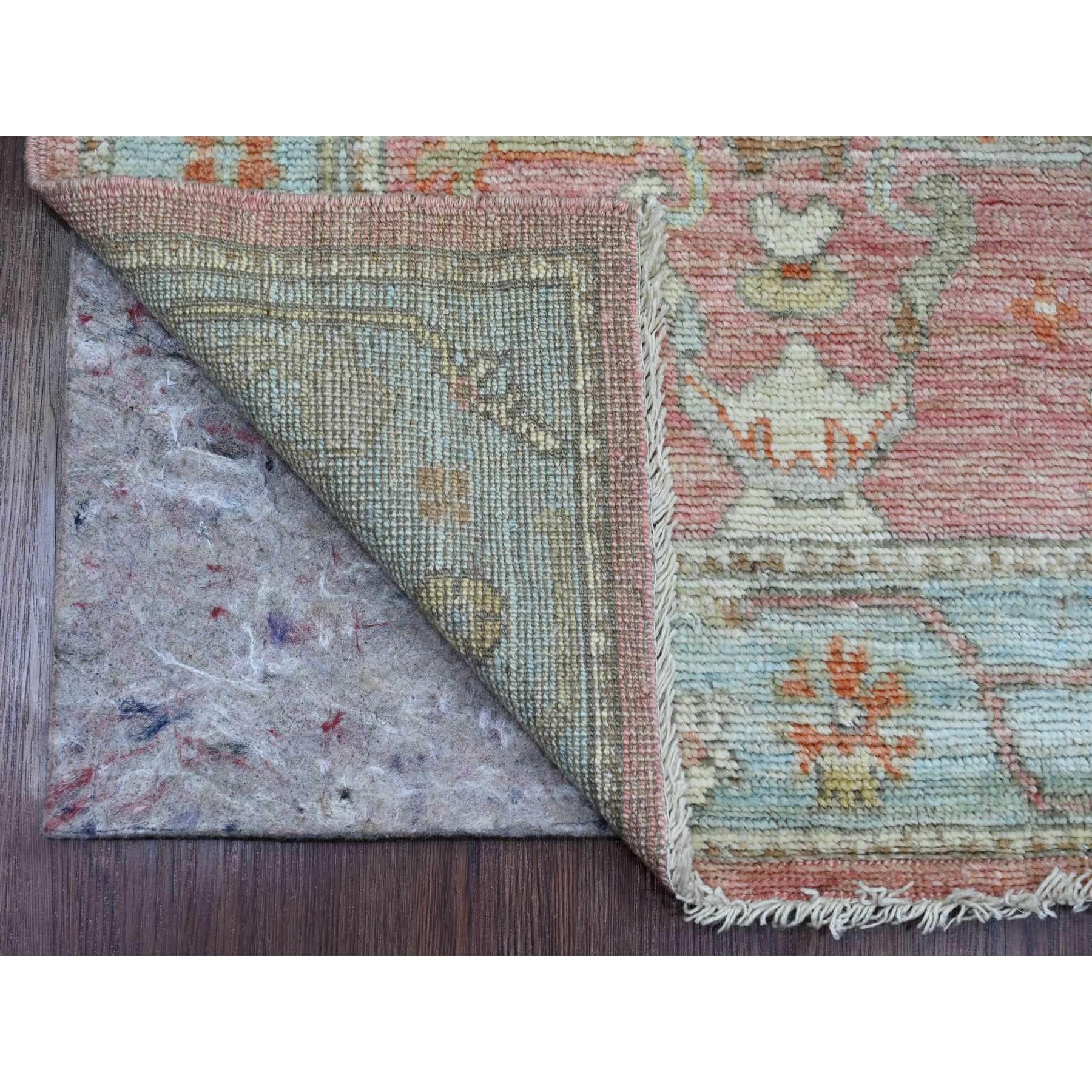 Rouge Pink, Tappeto afgano d'angora Oushak con disegno di viti, tinture vegetali, annodato a mano, 100% lana, Runner, Tappeto orientale
Materiali primari: Lana
Lattice: No Pile 
altezza: 0,25 pollici
Stile: Di transizione
Colore primario: