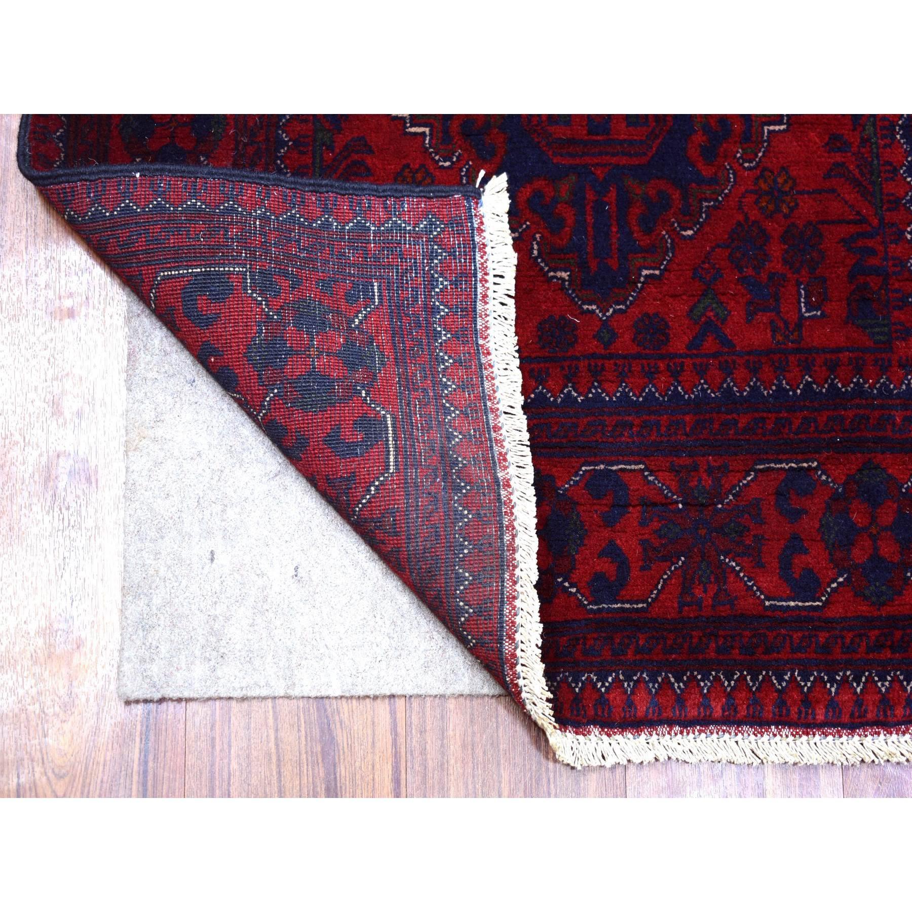 Dies ist eine wirklich echte one-of-a-kind Red Tribal Design Reine Wolle, Afghan Khamyab Hand Knotted Runner Rug. Es wurde monatelang von erfahrenen Kunsthandwerkern in jahrhundertealten Webtechniken geknüpft.
Primäre MATERIALIEN: Wolle
Latex: Kein