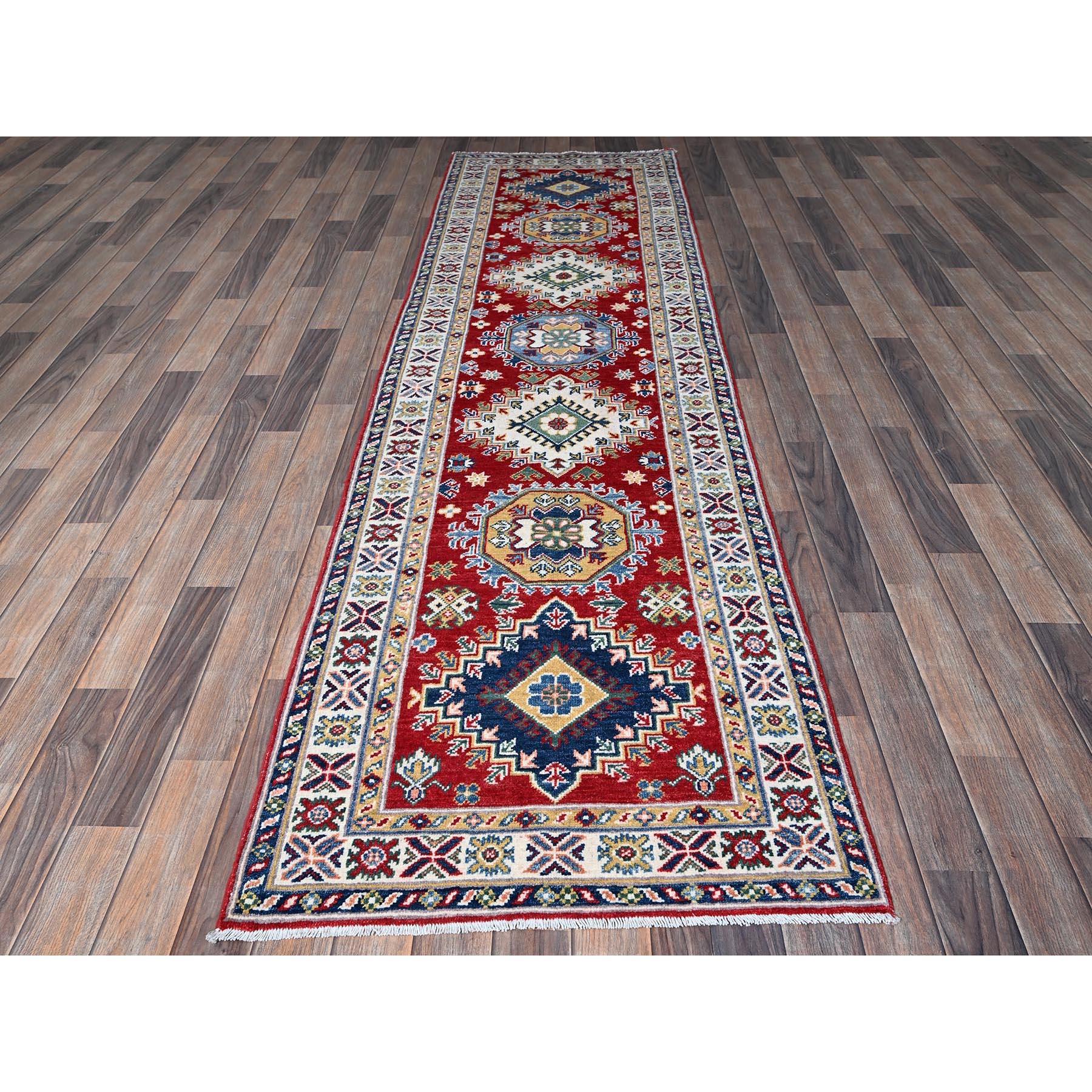 Rosso bacca, Kazak con disegno di medaglioni geometrici, Lana morbida e lucente, Annodato a mano, Tinture vegetali, Trama più fitta, Runner, Tappeto orientale
Materiali primari: Lana
Lattice: No Pile 
altezza: 0,25 pollici
Stile: Tradizionale
Colore