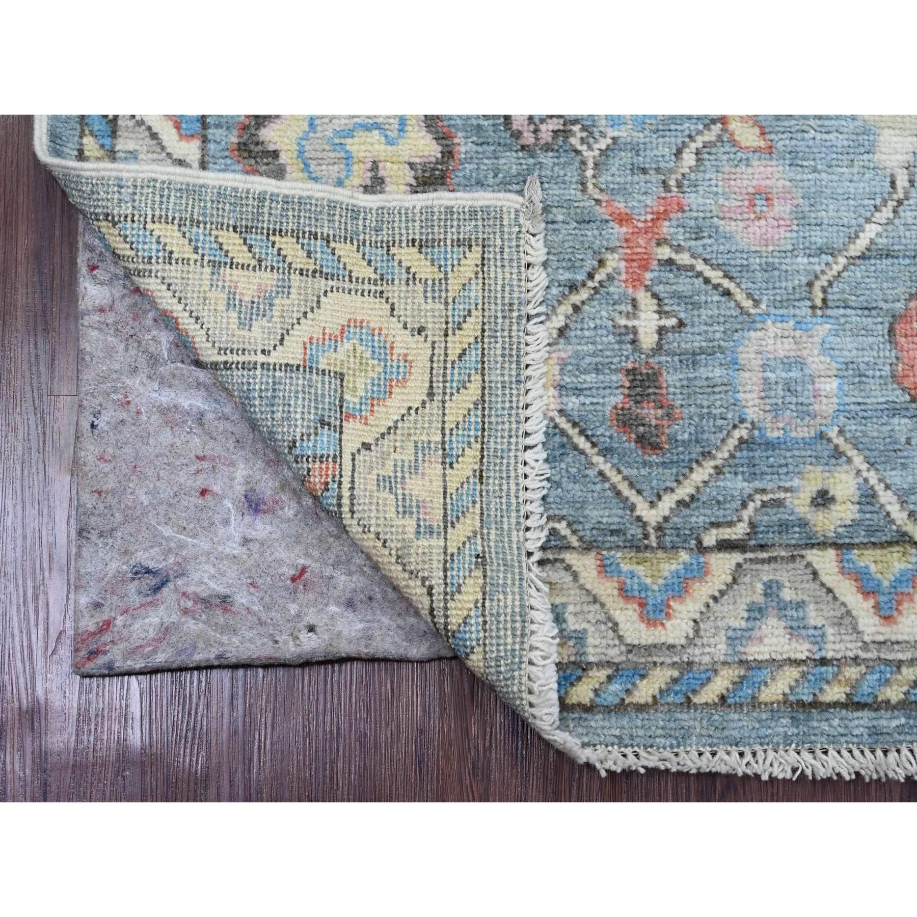 Bleu céruléen, Inspiré des villages anatoliens avec un design de feuilles, Noué à la main, Laine de haute montagne, Teintures végétales, Couloir, Tapis d'Orient
Matières premières : Laine
Latex : Pas de poils 
hauteur : 0,25 pouces
Style :
