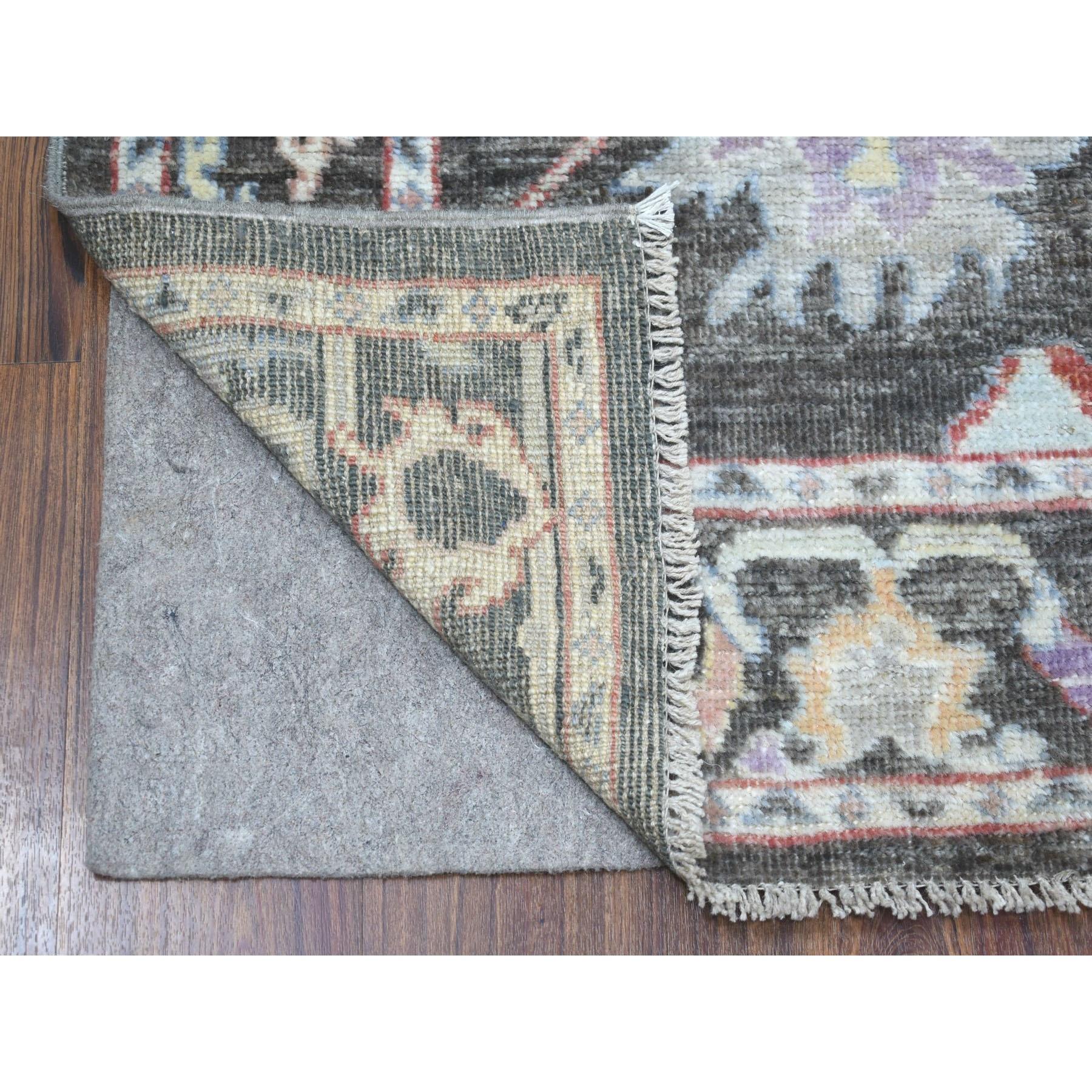Si tratta di un autentico esemplare unico di Shiny Wool annodato a mano in nero carbone Angora Oushak Oriental Runner Rugs. È stato annodato per mesi e mesi con tecniche di tessitura secolari da esperti artigiani.
Materiali primari: Lana
Lattice: No