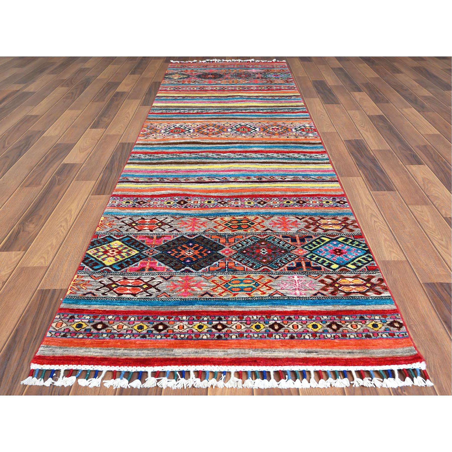 Dies ist eine wirklich echte ein-of-a-kind Super Kazak mit Pop von verschiedenen Farben Khorjin Design Glimmery Wolle handgeknüpft orientalischen Läufer Teppich. Es wurde monatelang in der jahrhundertealten persischen Webtechnik von erfahrenen