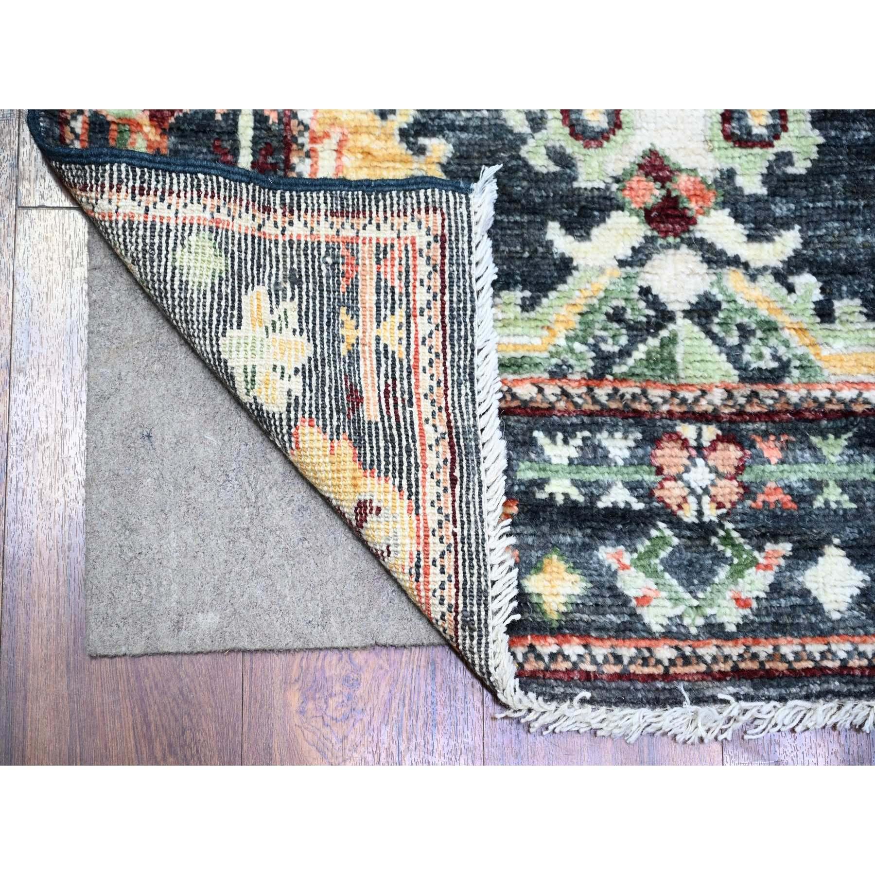 Trueing Black, 100% laine nouée à la main, Afghan Angora Oushak avec Pop of Colors Natural Dyes, Runner Oriental Rug
Matières premières : Laine
Latex : Pas de poils 
hauteur : 0,25 pouces
\NStyle : Transitionnel
Couleur primaire : noir
Couleurs