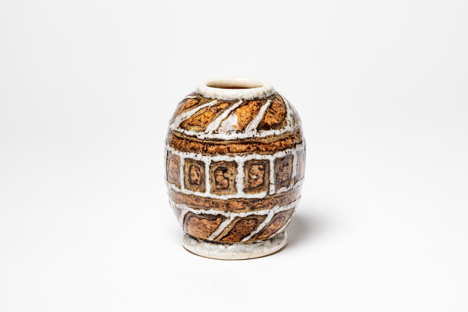 Francese Vaso in ceramica geometrica bianca e marrone del 2° secolo art déco, stile J. Brown in vendita