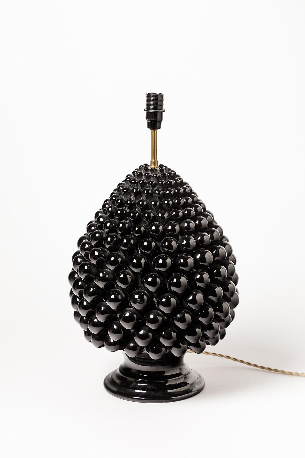 20th midcentury Italian table lamp.

Elegant pine apple form with black ceramic color.

Decorative ceramic light in perfect condition with new electric system.

Realized, circa 1975.

Ceramic dimensions: Height 37cm, large 27cm
With
