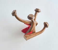 2_Cintre en bois contemporain Unique Artistics Up-cycled wood by Curro Claret