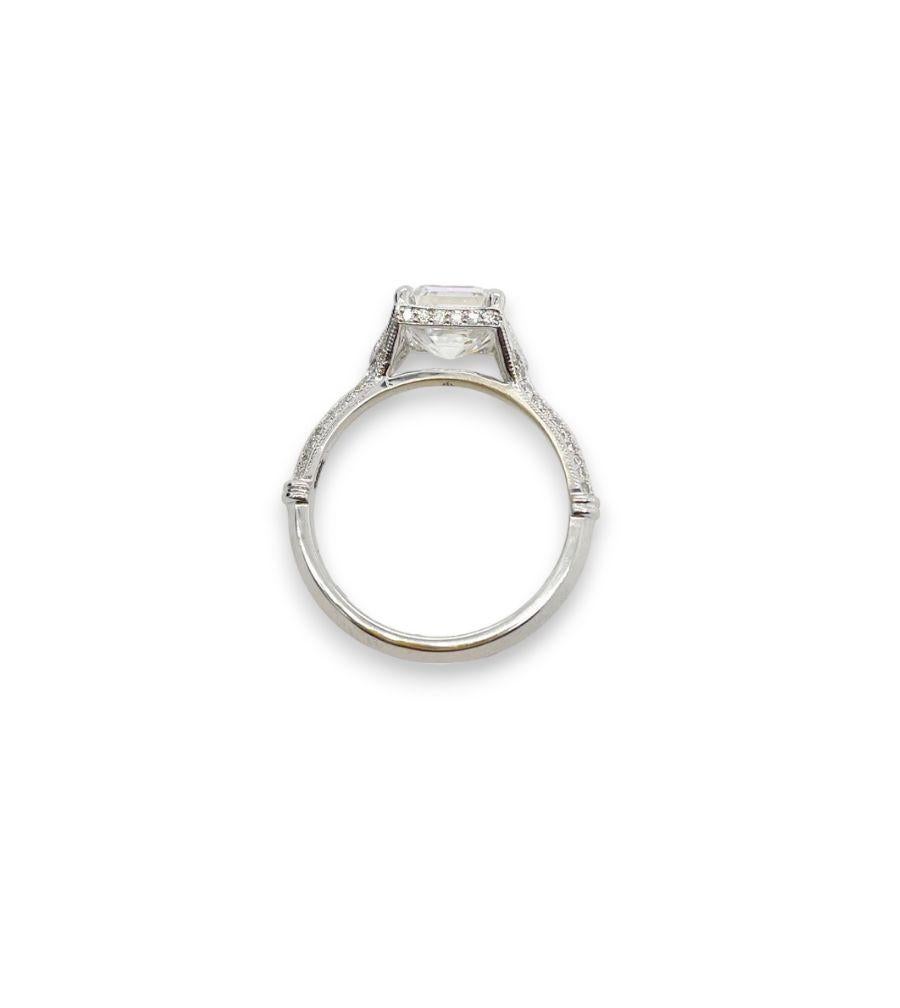 Im Angebot: 2,01 Karat Art Deco Diamantring aus 18 Karat Weißgold mit Asscher-Schliff () 2