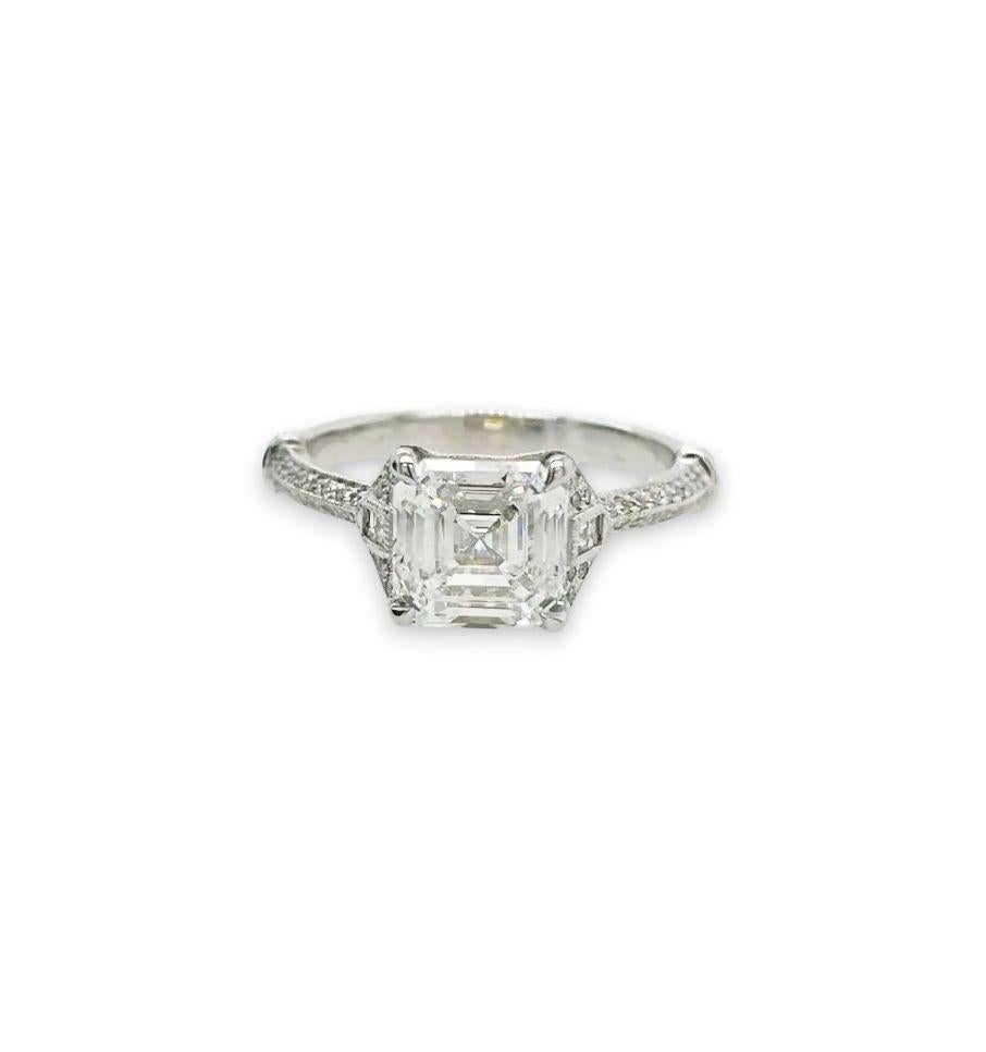 Im Angebot: 2,01 Karat Art Deco Diamantring aus 18 Karat Weißgold mit Asscher-Schliff () 5