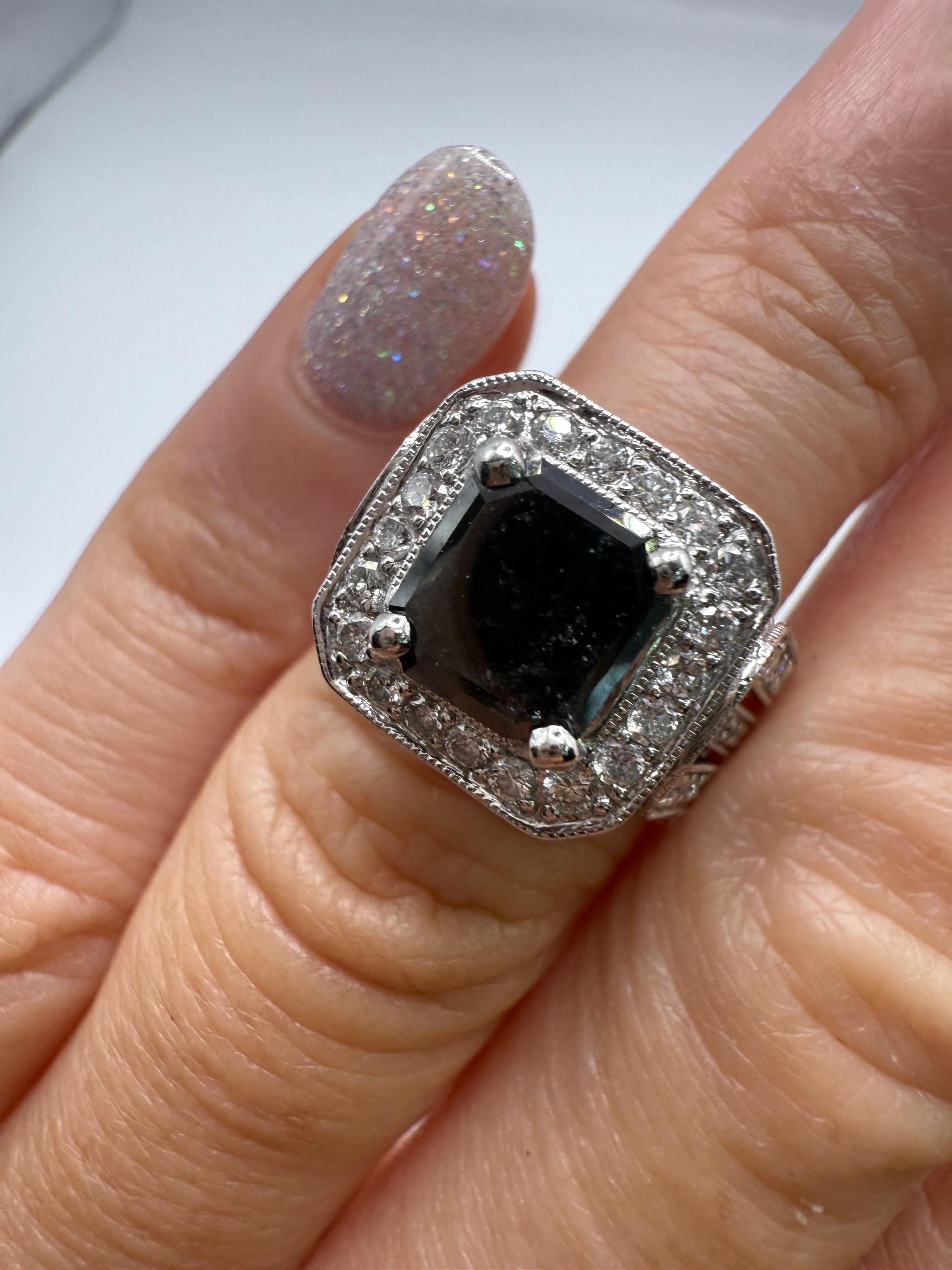 Anello con diamante nero da 2 carati Anello cocktail in oro 18KT in vendita 1