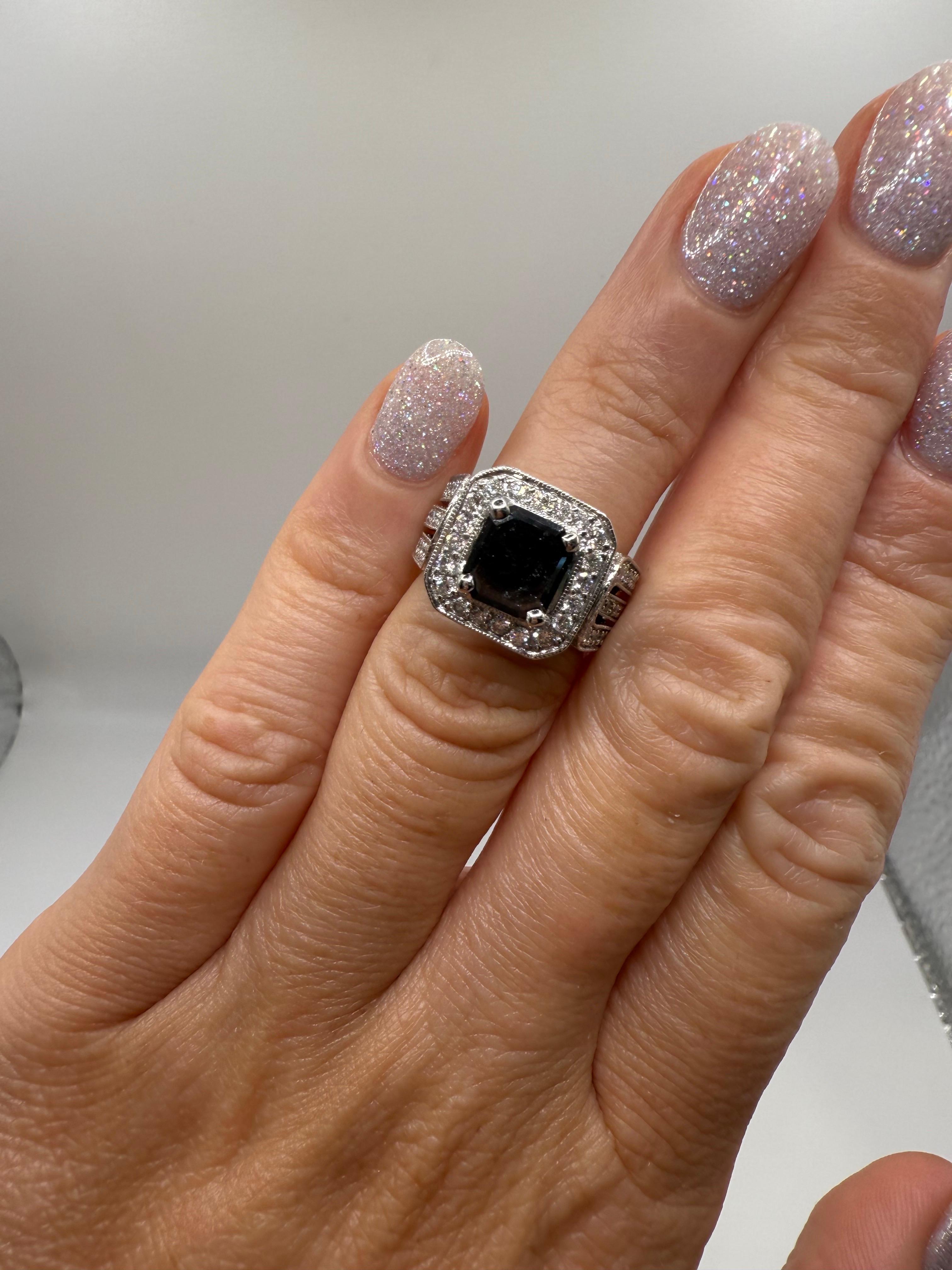 Anello con diamante nero da 2 carati Anello cocktail in oro 18KT in vendita 3