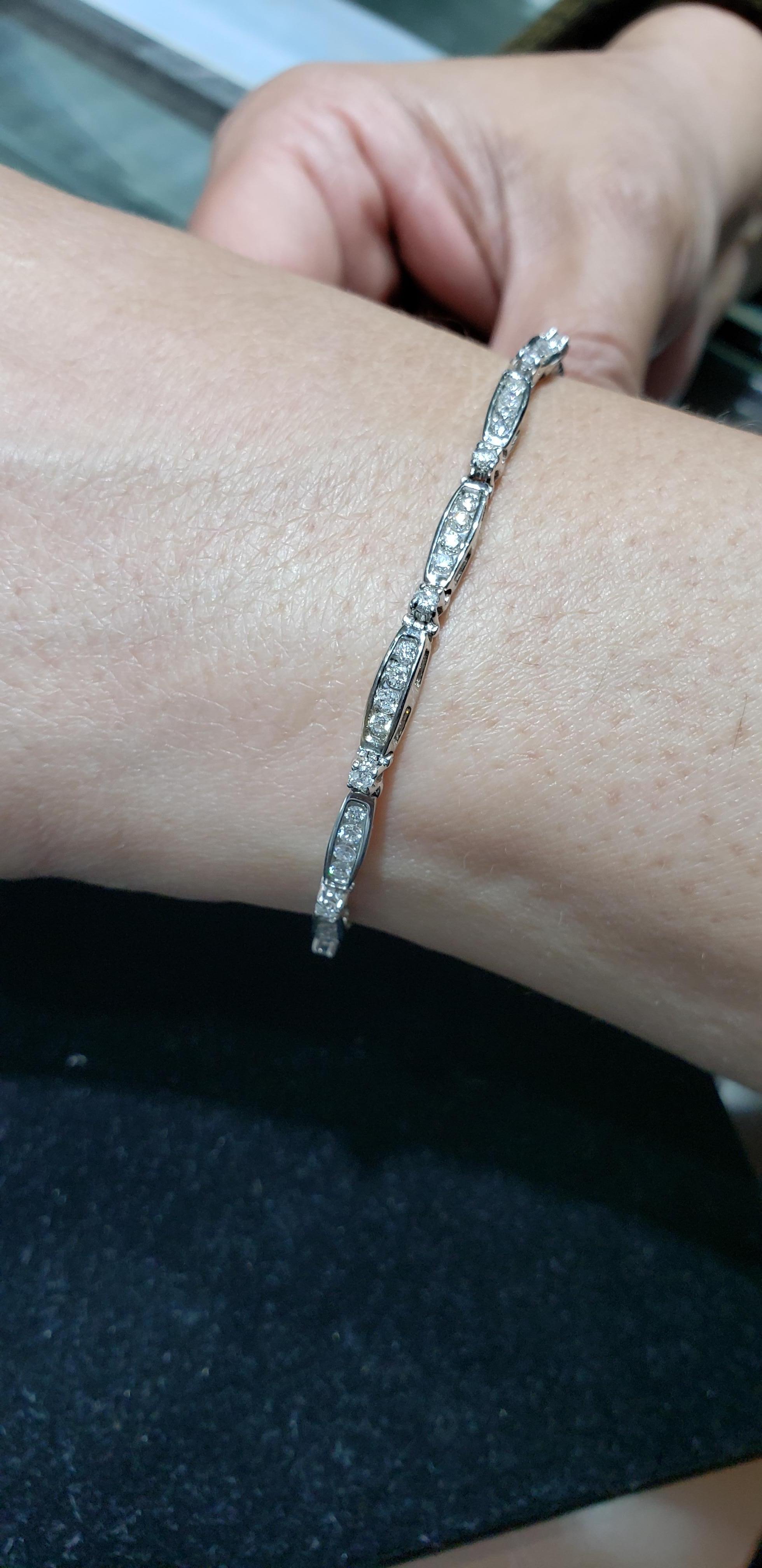 ♥ Descripción de la pulsera de tenis ♥

Piedra principal: Diamante
Aprox. Quilate total del diamante: 2.00cttw
Color del diamante: H
Claridad del diamante: VS2/SI1
Tipo de Metal: oro Blanco 14K
Corte de la Piedra: Redonda
Metal Peso: 10