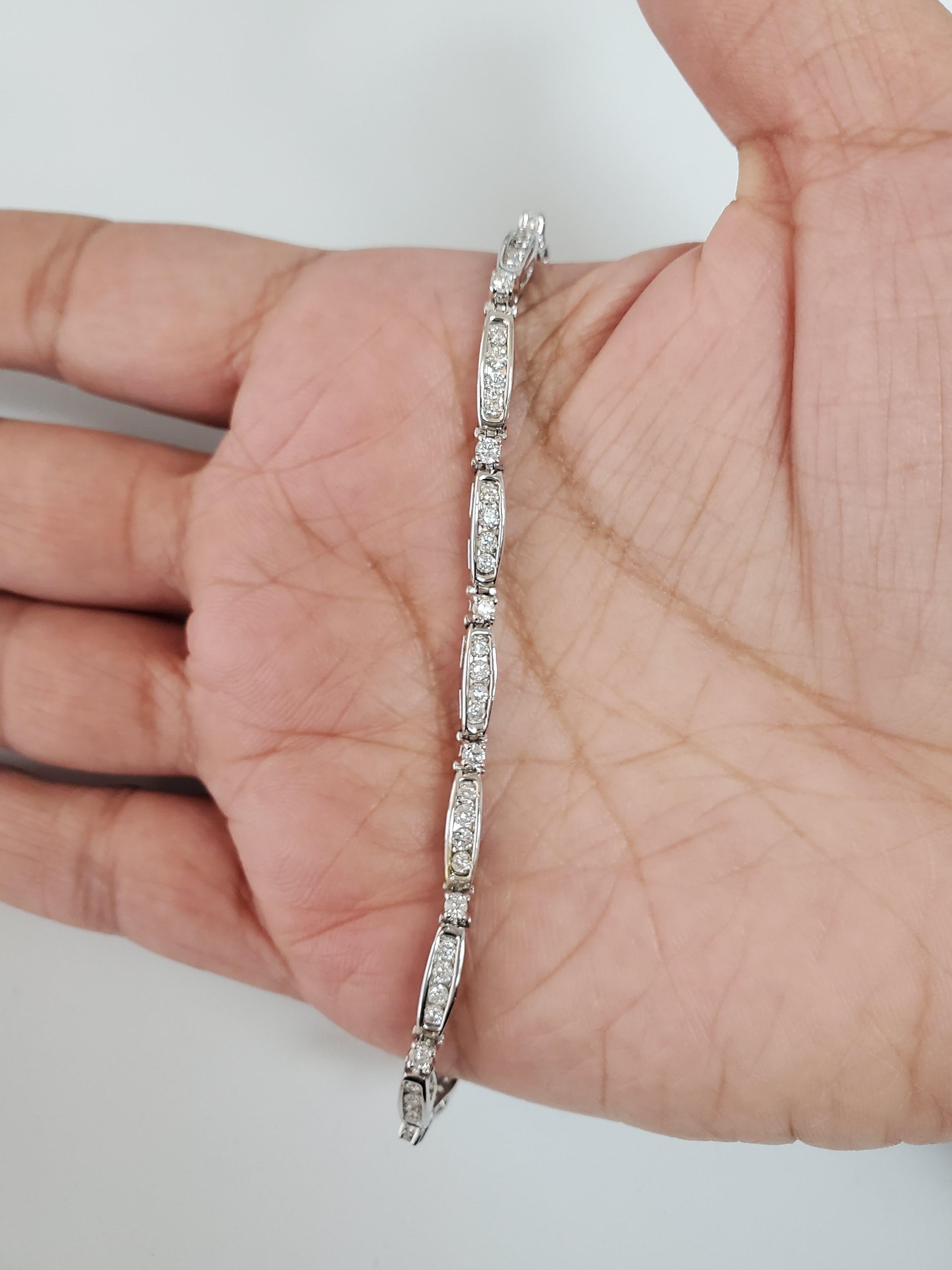 Pulsera de tenis con diamantes engastados en canal 2CT Oro blanco 14k en Nuevo estado para la venta en Sugar Land, TX