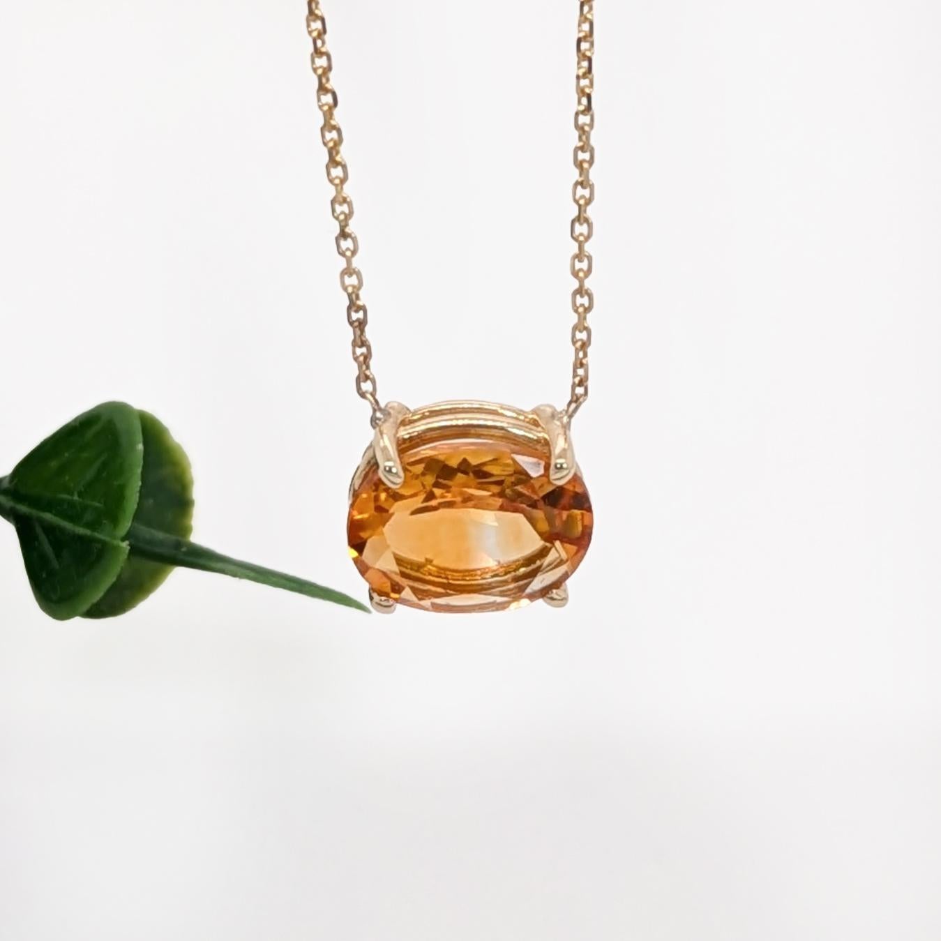 Ce magnifique pendentif solitaire présente une citrine ovale de 1,99ct sertie dans de l'or jaune massif 14K avec une chaîne attachée. Ce pendentif en citrine peut être un beau cadeau de pierre de naissance de novembre pour vos proches