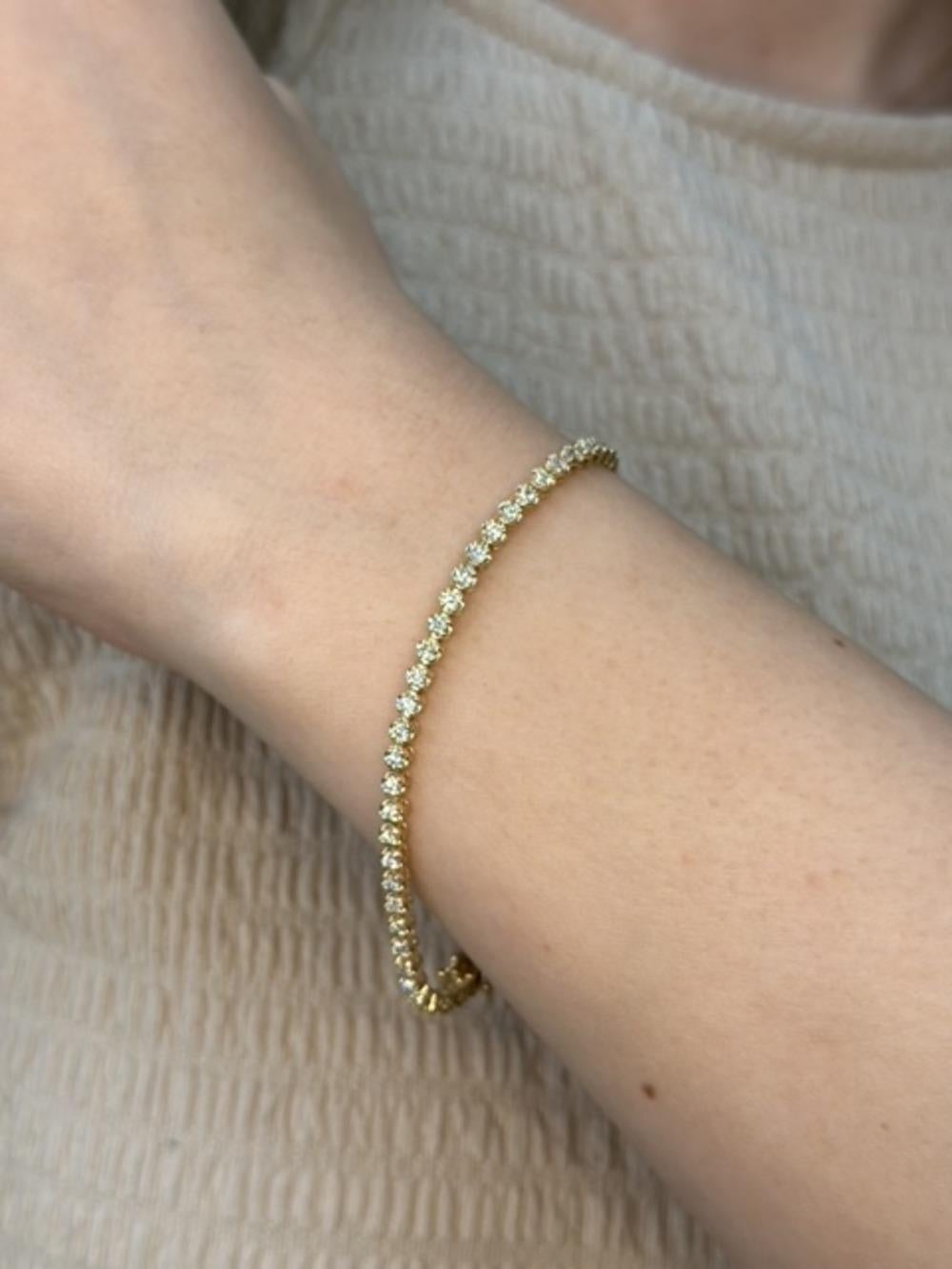 Ce magnifique bracelet de tennis en or jaune 14 carats de Gem Jewelers Co est un bracelet époustouflant qui présente une collection de diamants étincelants de 2 cm de diamètre, qui sont soigneusement fixés dans une monture à griffes en couronne. La
