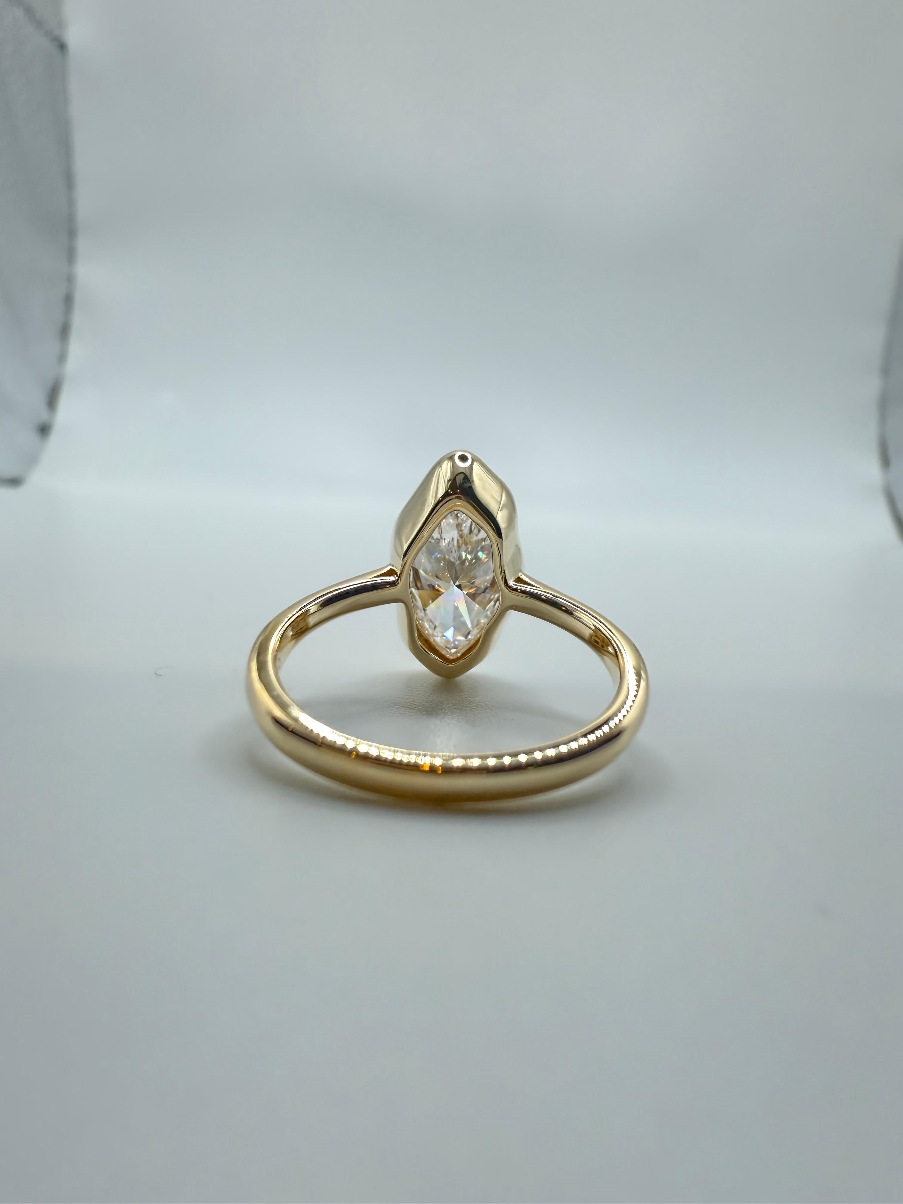 Diamant central de couleur E et de pureté VS1, brillant marquise en or jaune 18KT. Artiste inconnu. L'anneau est très différent, fait d'une lunette artistique.

**Tous les articles quittent nos locaux avec un certificat au nom de l'acheteur,