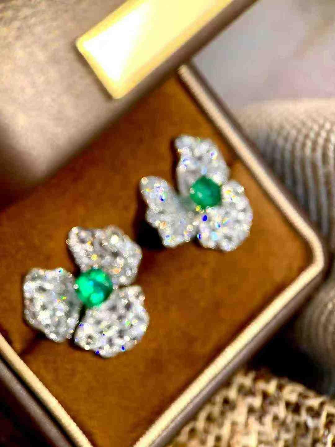 Taglio misto 2ct Emerald & 1.40ct Diamond Flower Stud Earrings in 18K White Gold in vendita