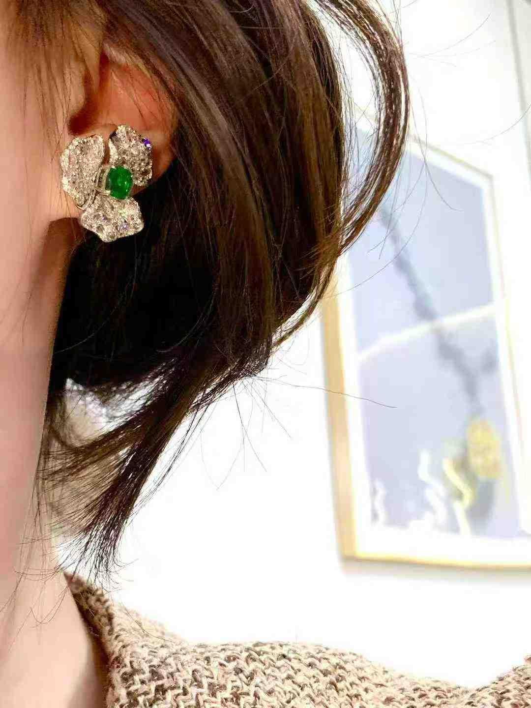 2ct Emerald & 1.40ct Diamond Flower Stud Earrings in 18K White Gold In condizioni Nuovo in vendita a Bucharest, Romania