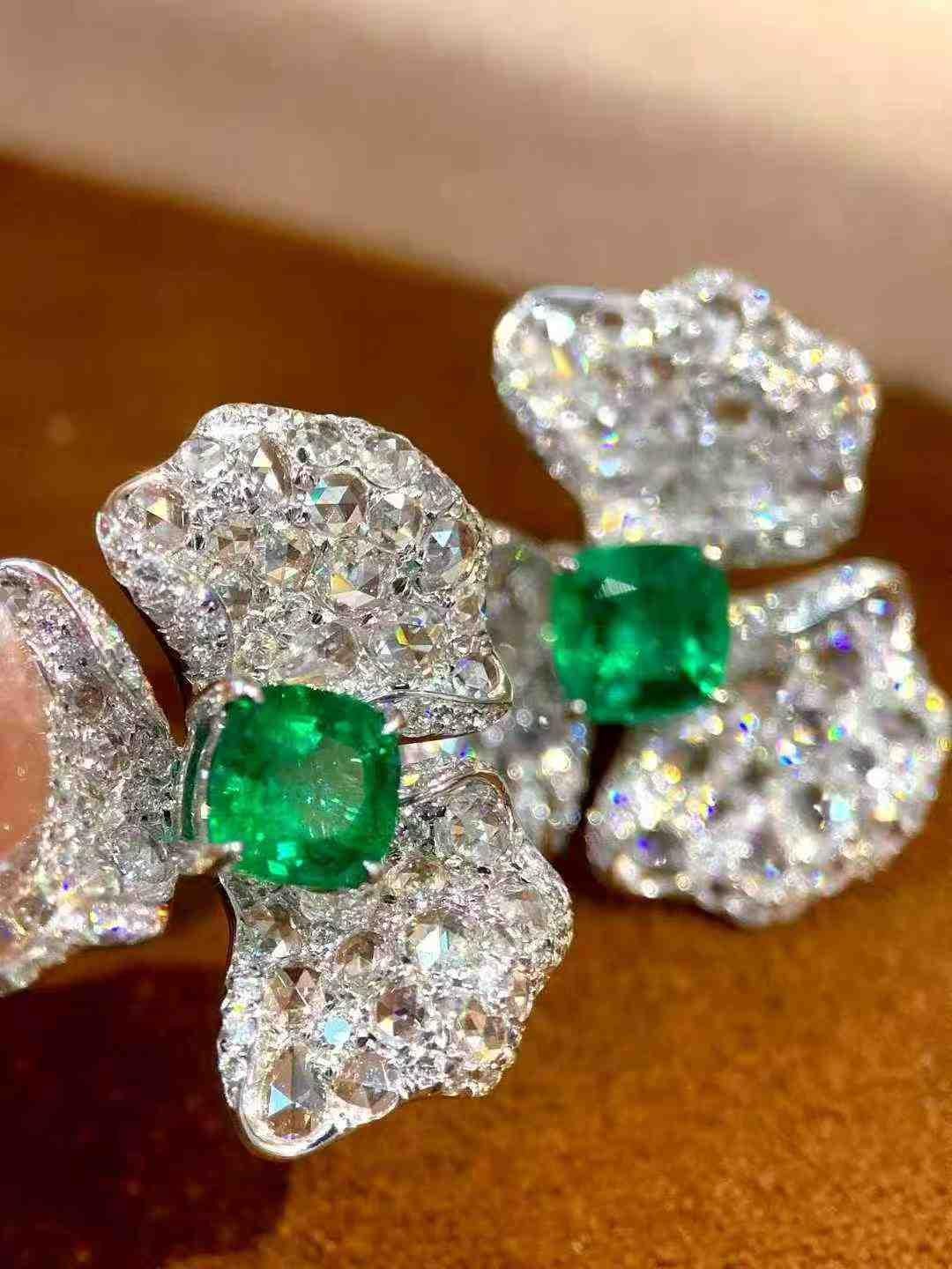 Donna 2ct Emerald & 1.40ct Diamond Flower Stud Earrings in 18K White Gold in vendita