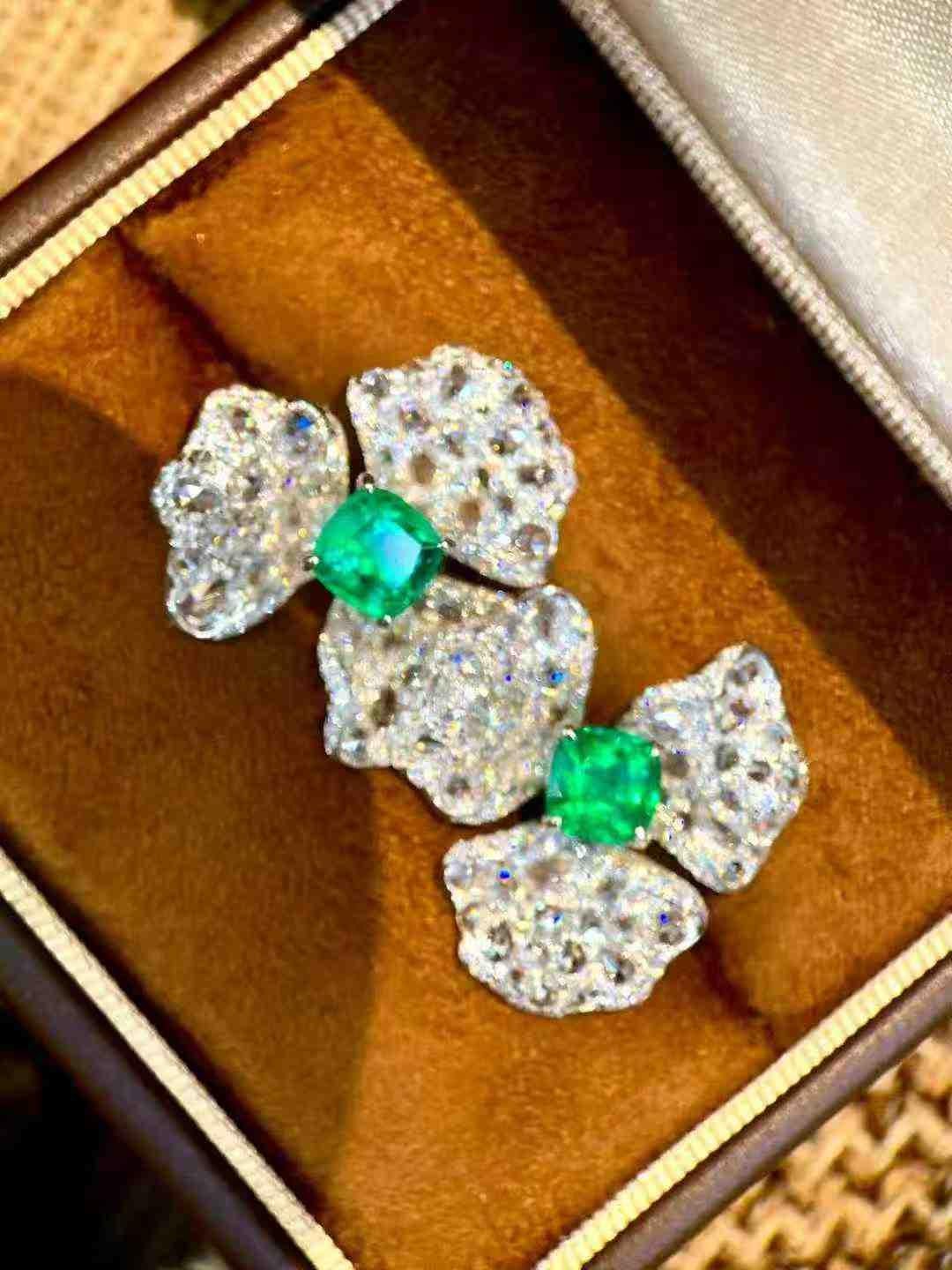 2ct Emerald & 1.40ct Diamond Flower Stud Earrings in 18K White Gold in vendita 1