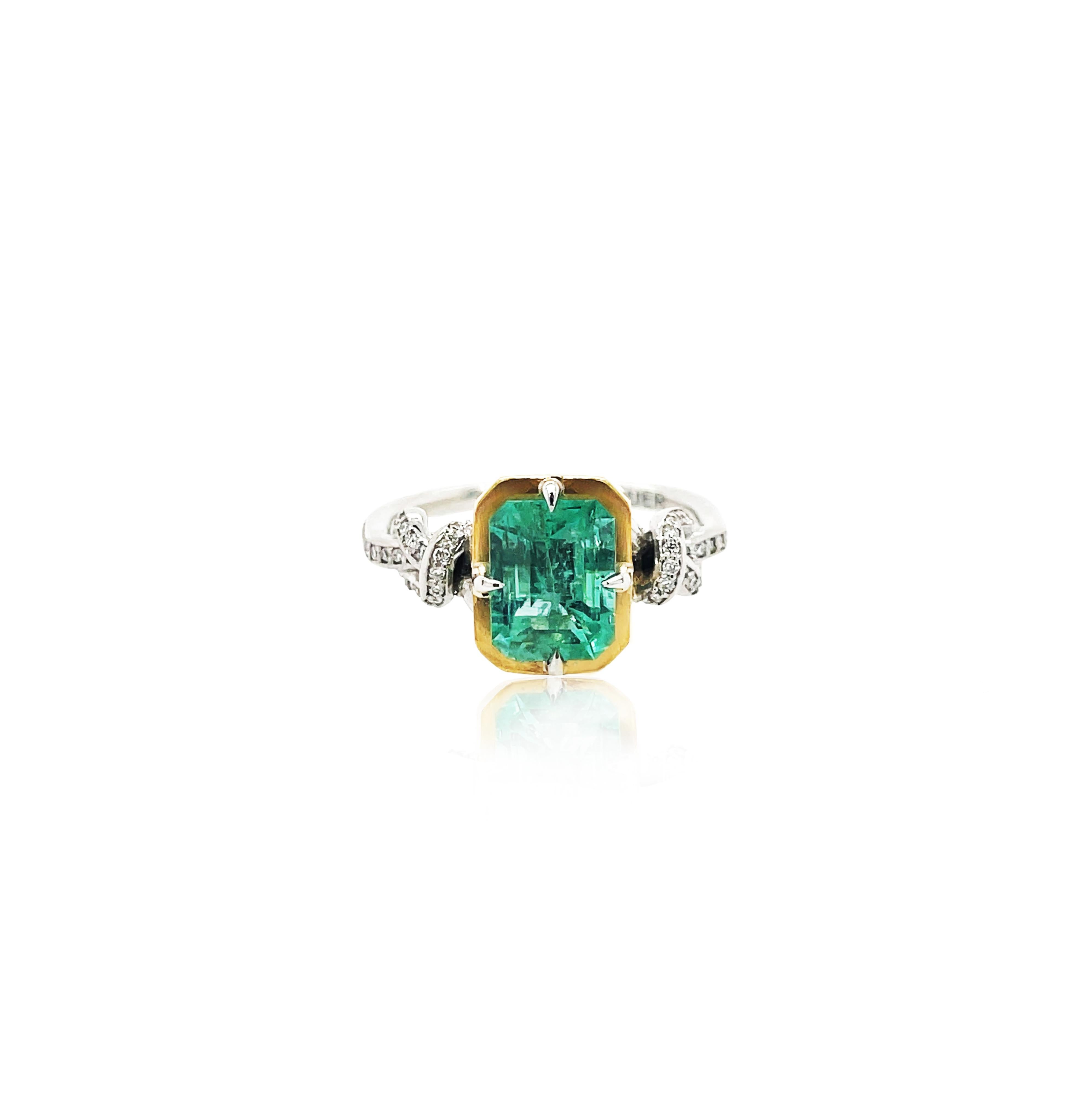 Une audace glamour et une séduction sans faille. Cette bague est ornée d'une émeraude naturelle intense, posée entre les serres acérées d'un aigle et enlacée par des cordes puissantes en platine incrustées de diamants, convergeant vers deux nœuds de