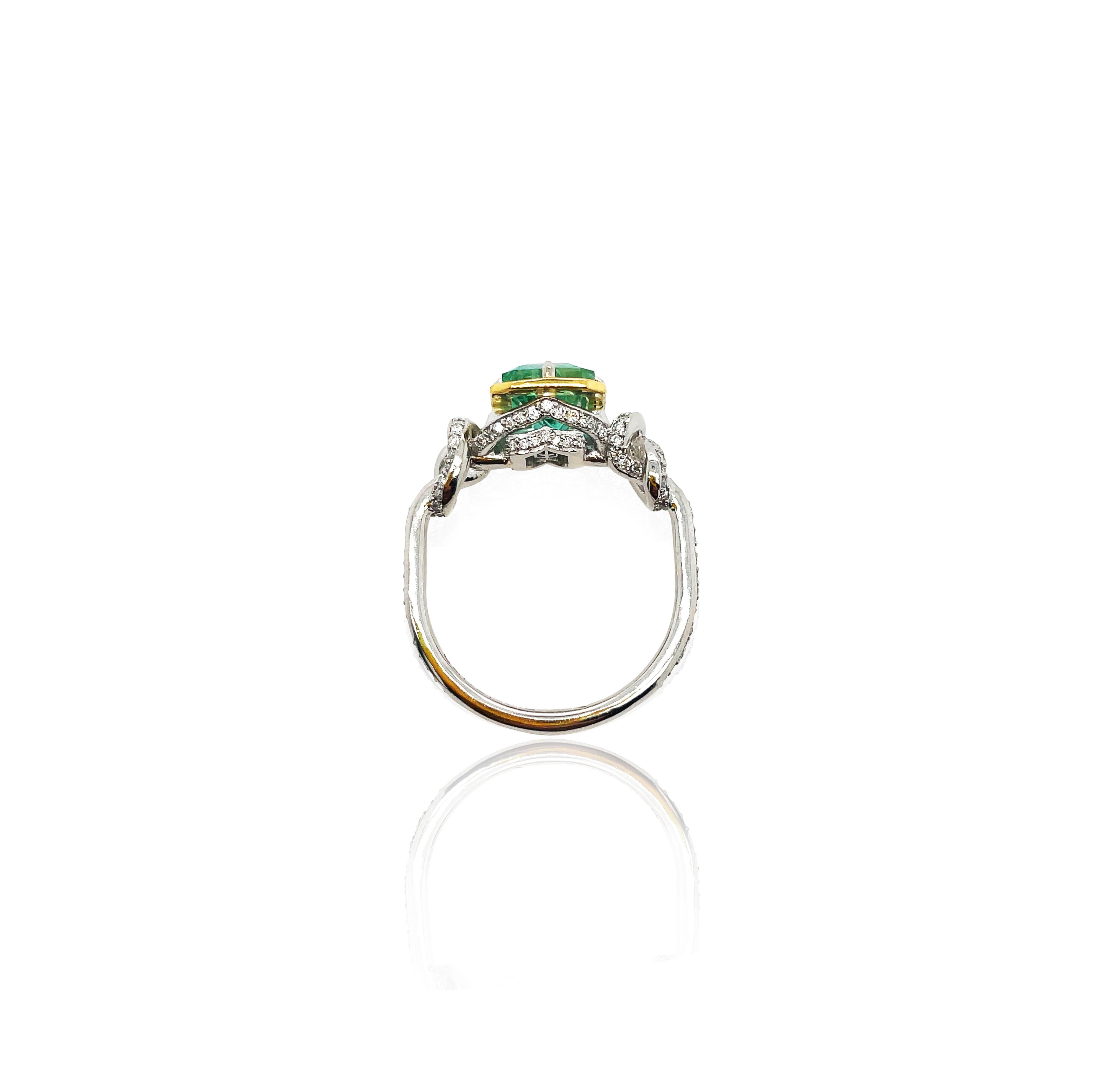 Taille émeraude Bague Forget Me Knot en platine et or 22k avec émeraude et diamant de 2ct en vente