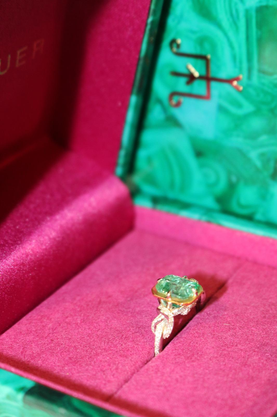 Bague Forget Me Knot en platine et or 22k avec émeraude et diamant de 2ct en vente 1