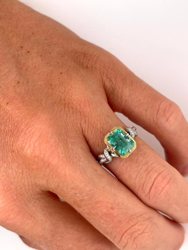 2ct Emerald and diamond Forget Me Knot ring in platinum and 22k gold In New Condition In Brisbane, AU