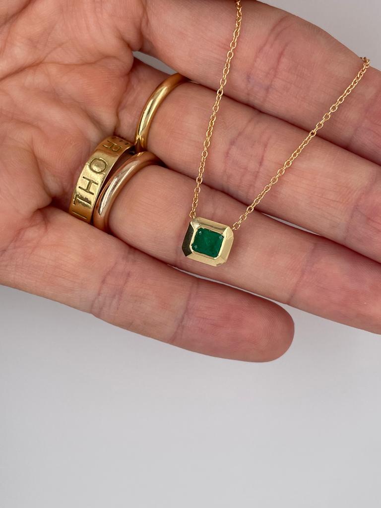 2ct emerald bezel set pendant with slider chain in 18k gold  In New Condition For Sale In Brisbane, AU