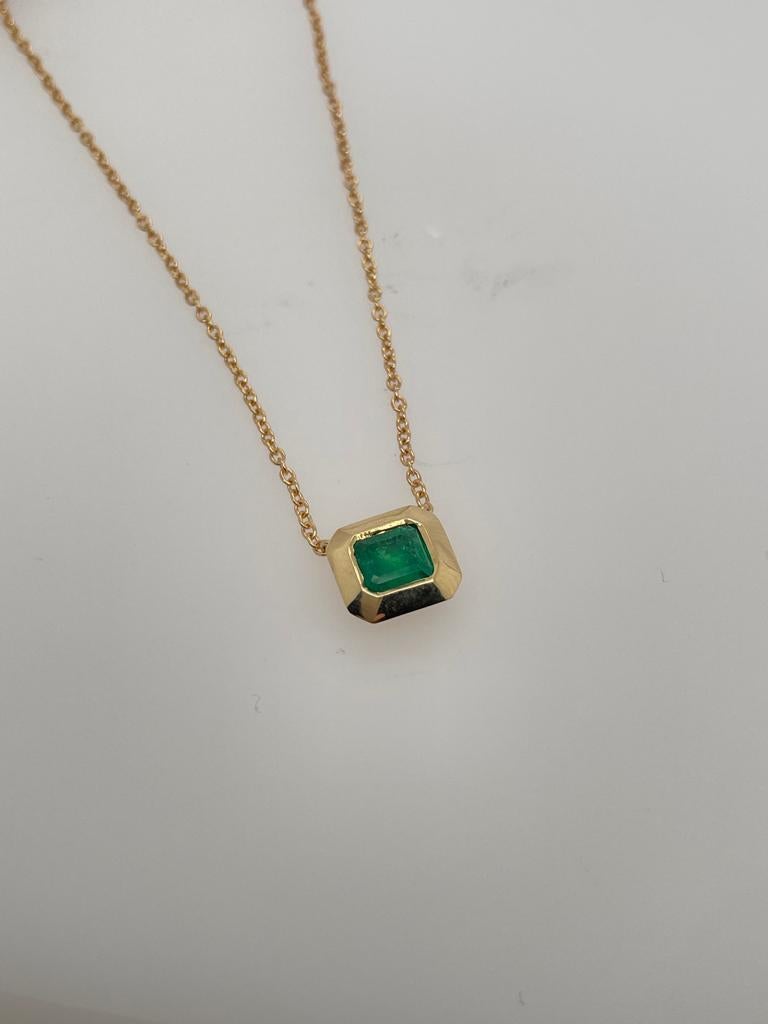 2ct emerald bezel set pendant with slider chain in 18k gold  For Sale 1