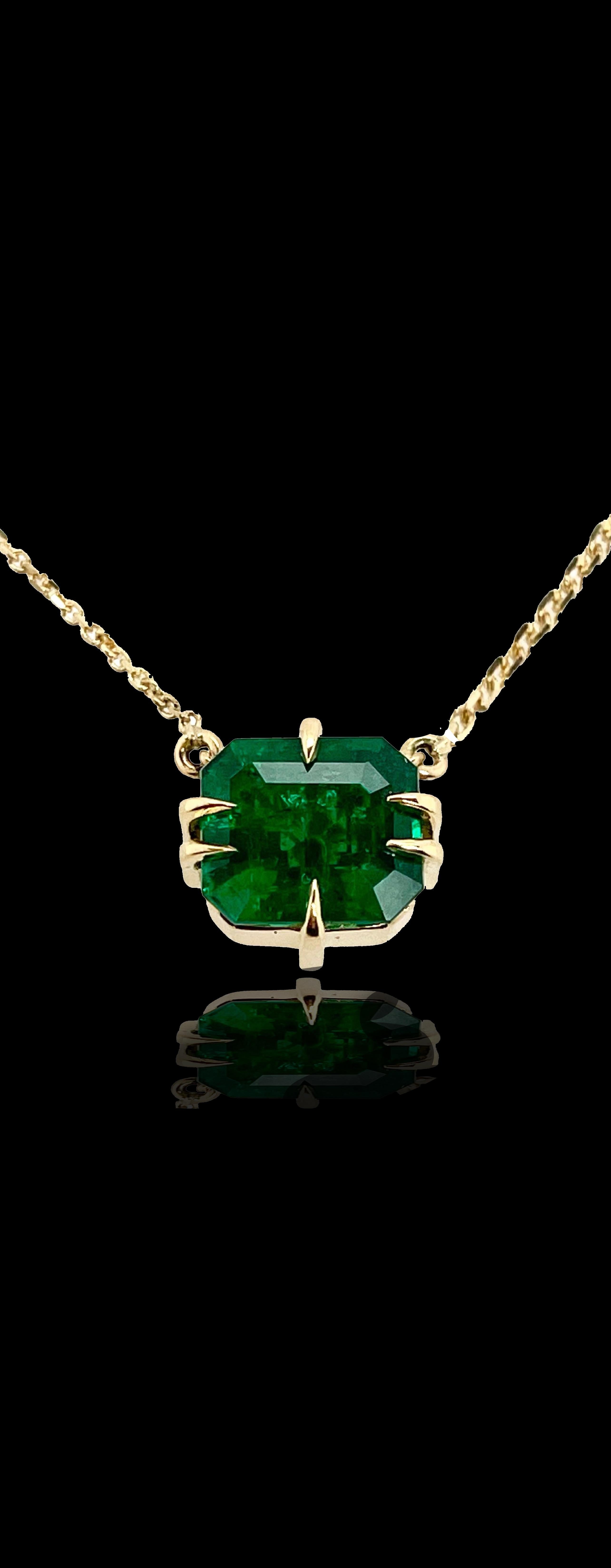 
2.26ct Emeraude vert forêt lustrée sertie dans des griffes féroces en or jaune 18ct avec 42cm de chaîne en or jaune 18ct.

Émeraude de Zambie
Taille émeraude
Or 18k
42cm de chaîne 18k
Griffes de signature OHLIGUER
Prêt à être expédié dans une boîte