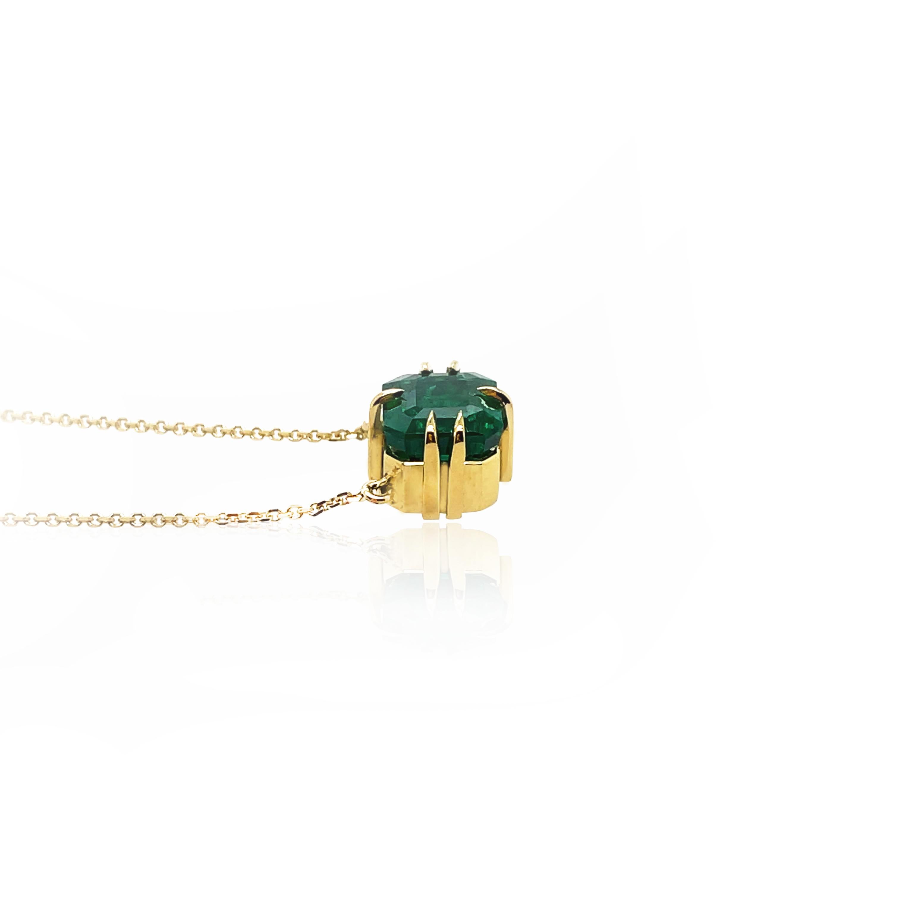 Taille émeraude Collier à pendentif Icone en or jaune 18 carats, 2ct Emerald Bold avec chaîne en vente