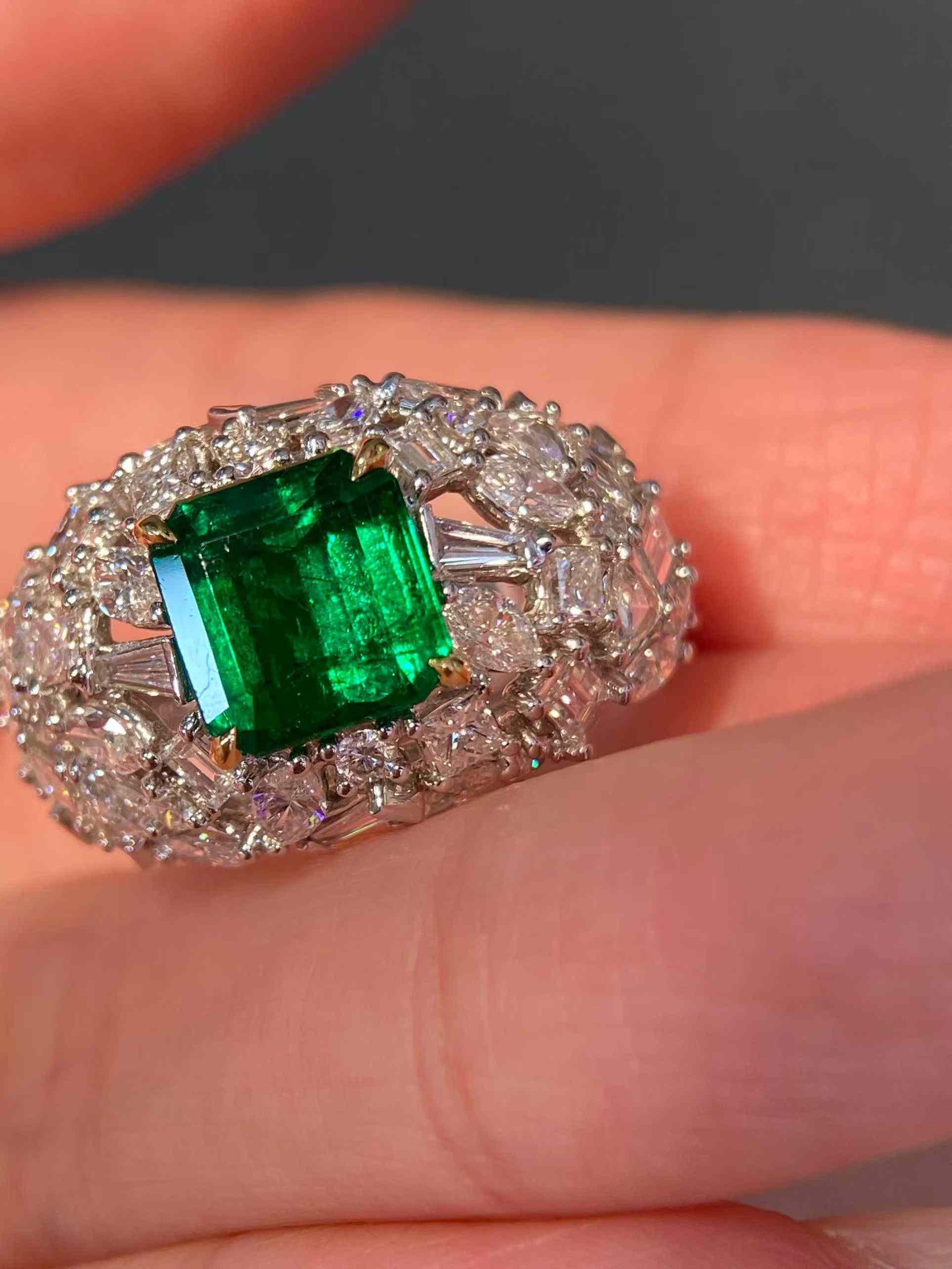 Bague en or blanc 18k avec centre en émeraude de 2ct et pierres latérales en diamant blanc multiformes de 2,20ct


Cette magnifique pierre centrale de 2ct, taillée en émeraude, est le point central d'une bague à couper le souffle, accentuée par