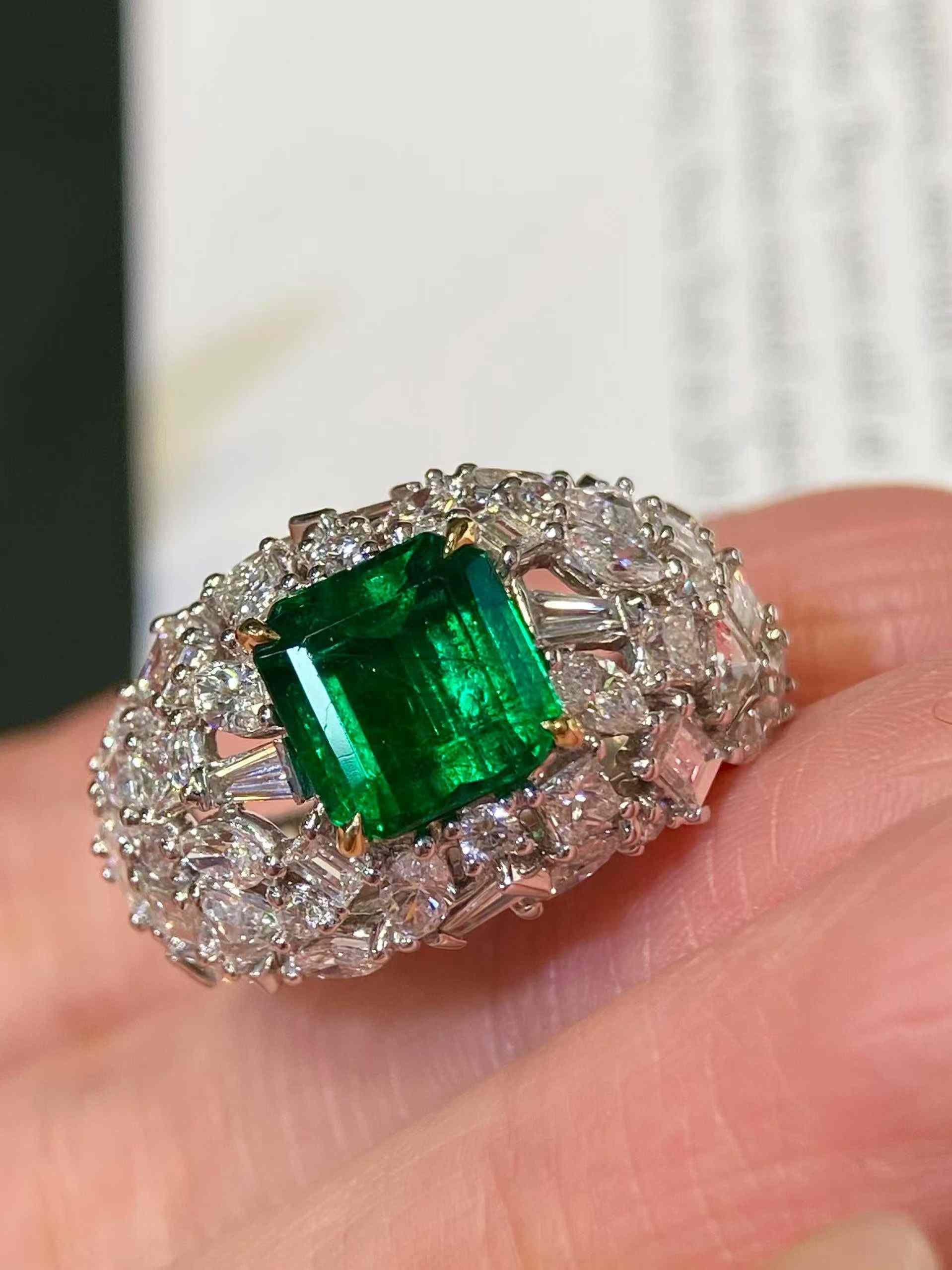 Taille émeraude Bague avec centre en émeraude de 2ct et pierres latérales en diamant blanc de 2,20ct de forme multiple en 18k en vente