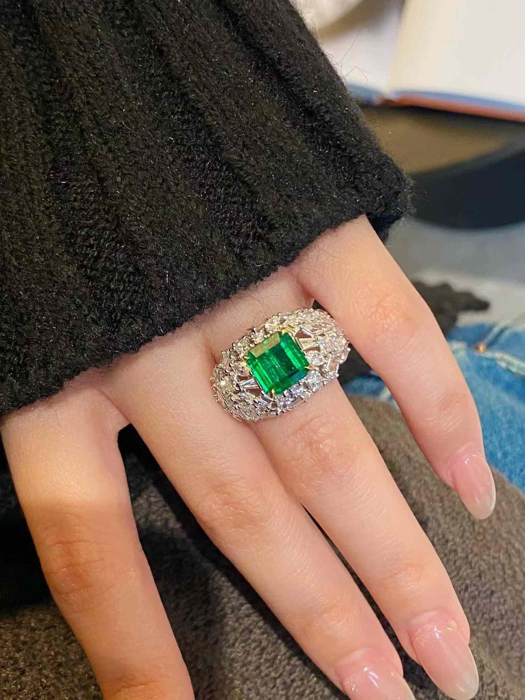 Bague avec centre en émeraude de 2ct et pierres latérales en diamant blanc de 2,20ct de forme multiple en 18k Neuf - En vente à Bucharest, Romania