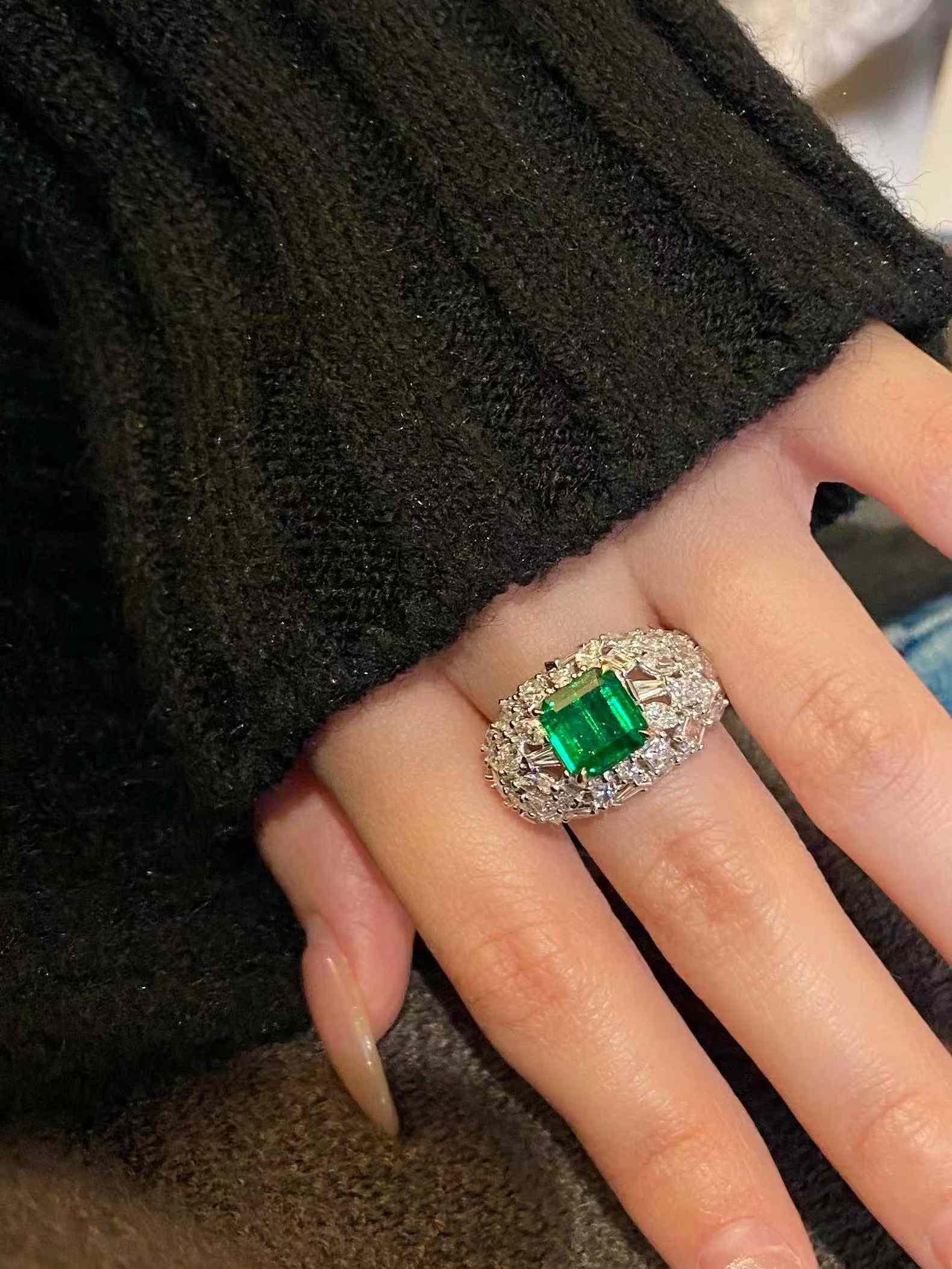 Bague avec centre en émeraude de 2ct et pierres latérales en diamant blanc de 2,20ct de forme multiple en 18k Pour femmes en vente