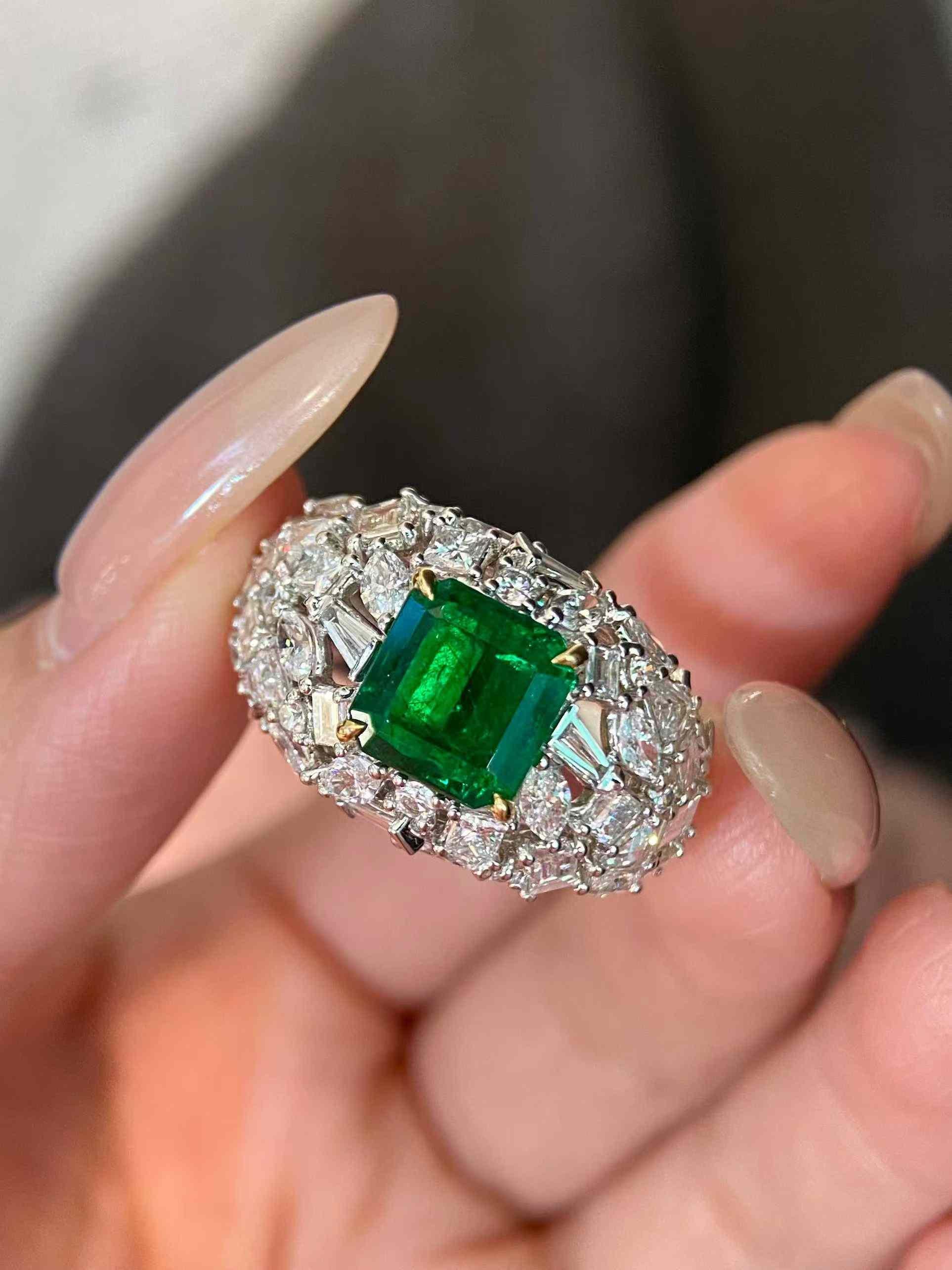 Bague avec centre en émeraude de 2ct et pierres latérales en diamant blanc de 2,20ct de forme multiple en 18k en vente 1