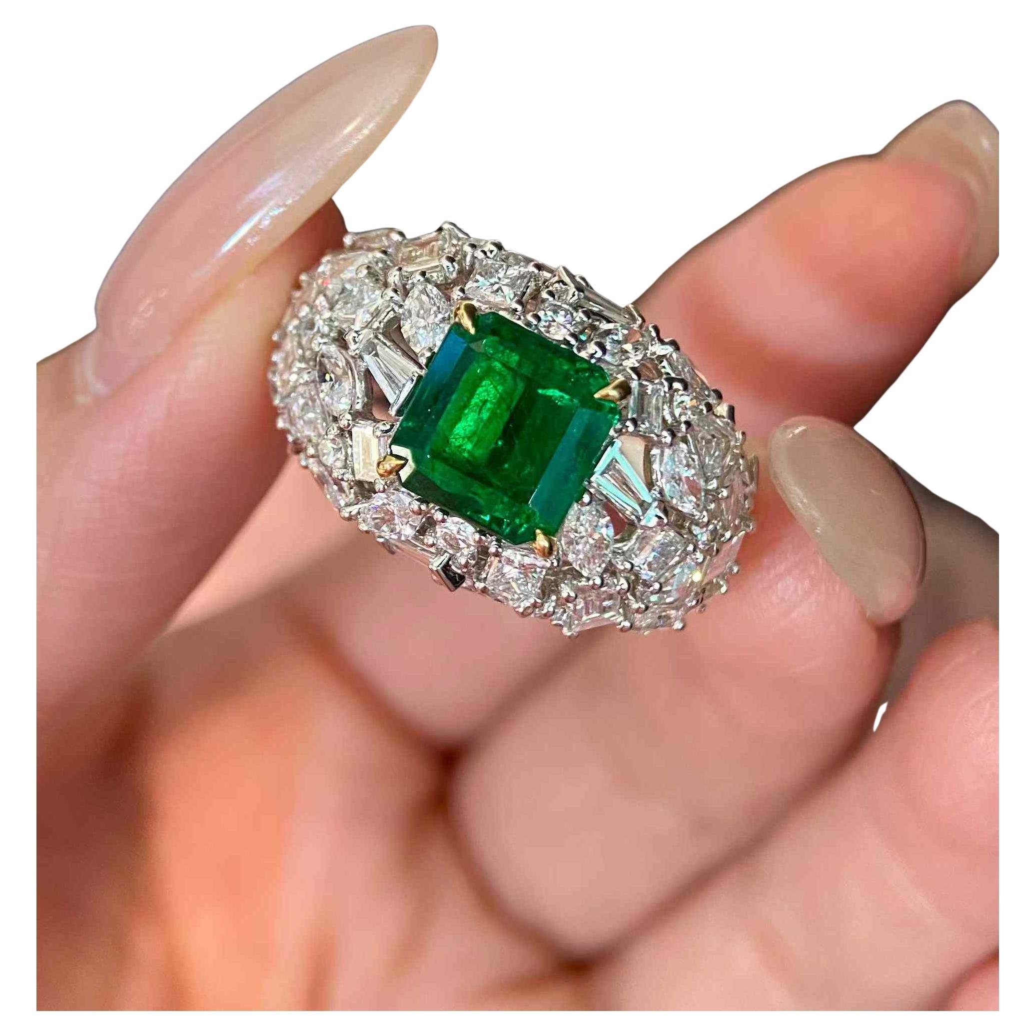 2ct Smaragd-Center mit 2,20ct Multi-Shape White Diamond Side Stones Ring in 18k