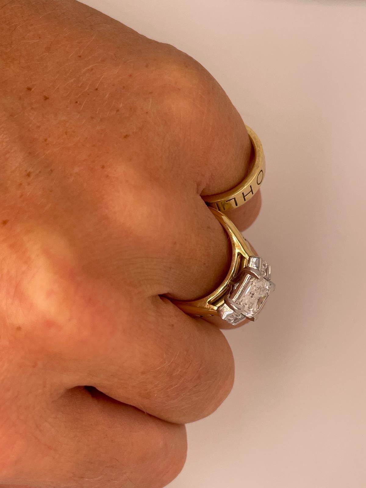 2ct Smaragdschliff und Baguette drei Stein Stil klassischer Ring in 18k Gold  im Angebot 4