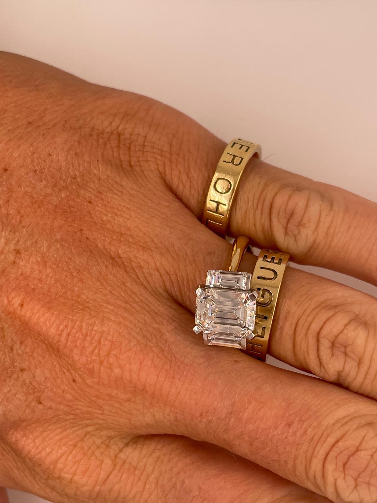 2ct Smaragdschliff und Baguette drei Stein Stil klassischer Ring in 18k Gold  im Angebot 11