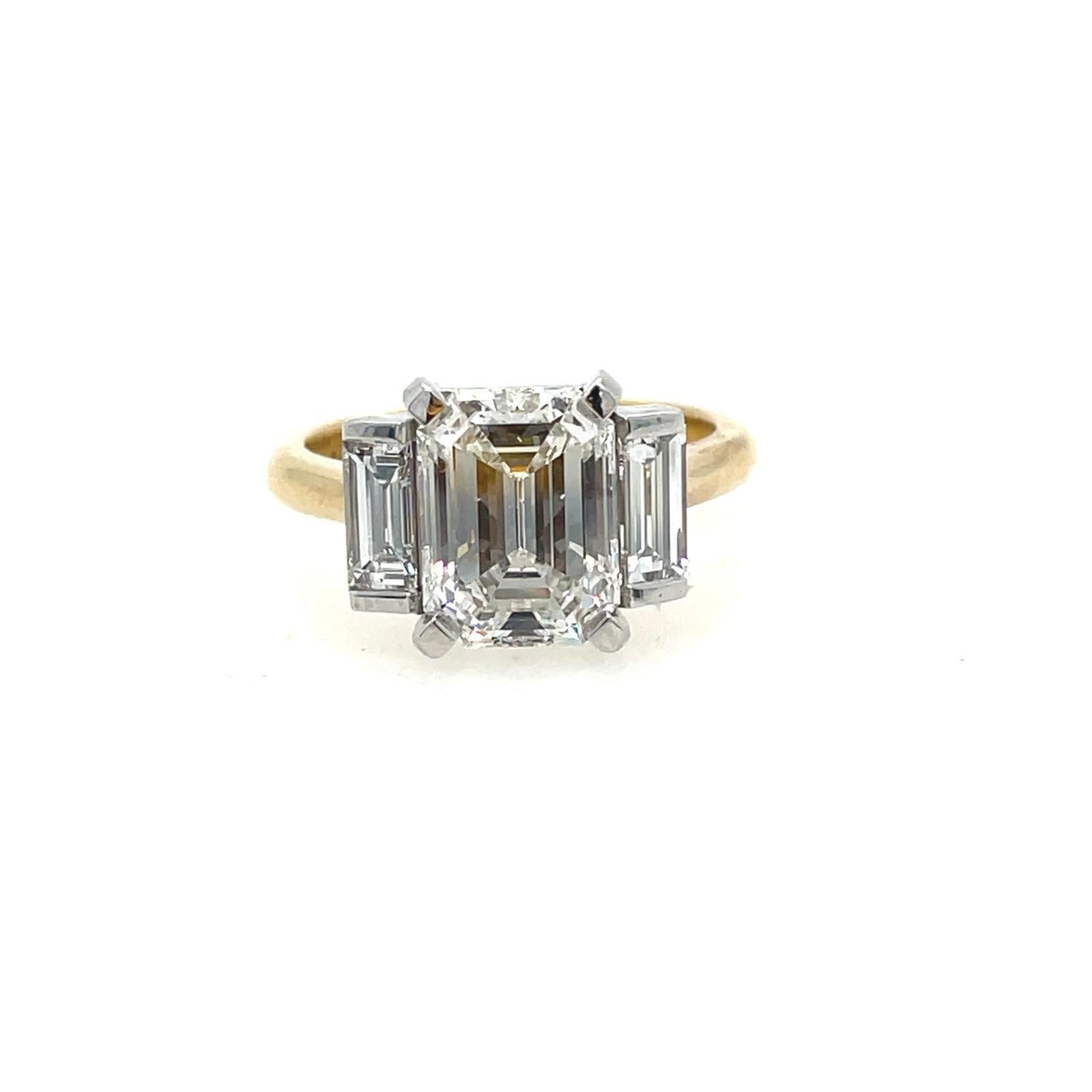 Men's 2ct Emerald cut and baguette three stone style classic ring in 18k gold  For Sale
