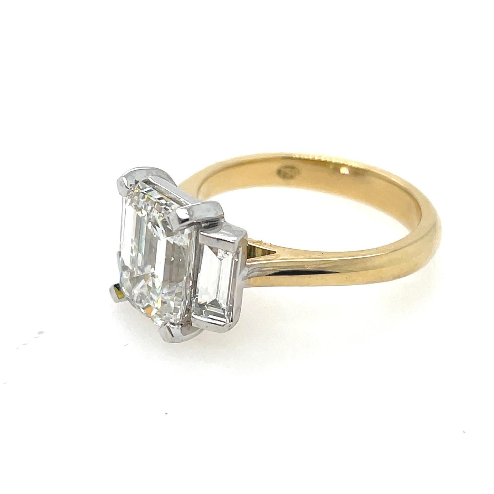Men's 2ct Emerald cut and baguette three stone style classic ring in 18k gold  For Sale