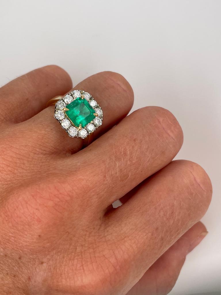 2 Karat Smaragd-Diamant-Halo-Ring aus 18 Karat Weiß- und Gelbgold  im Angebot 4